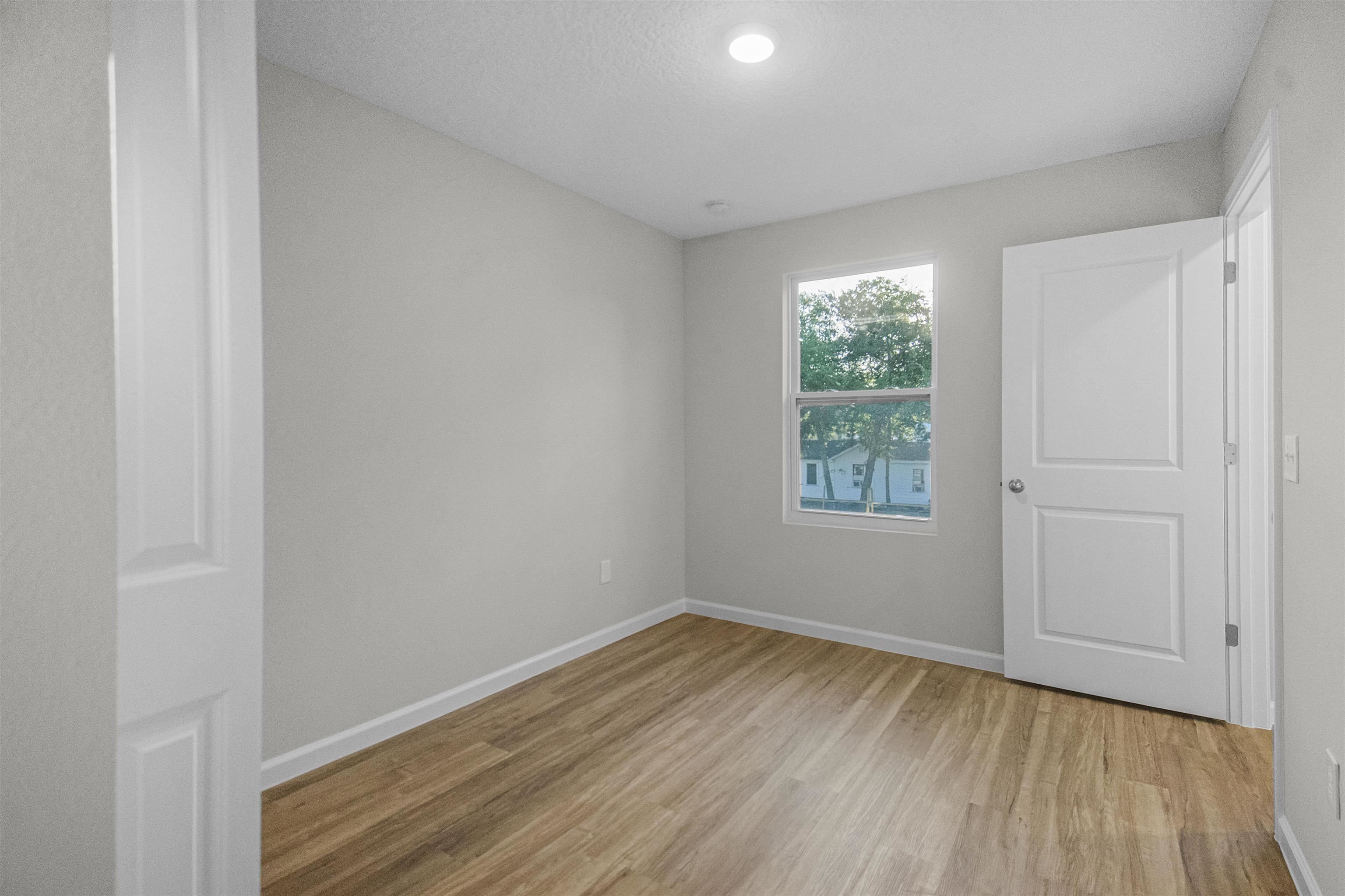 Image 11 of 16 For 475 Woodlawn St S