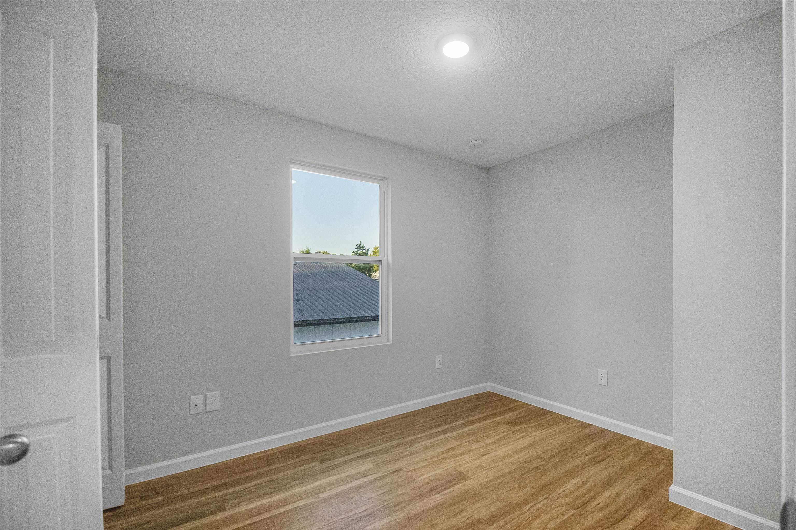 Image 12 of 16 For 475 Woodlawn St S