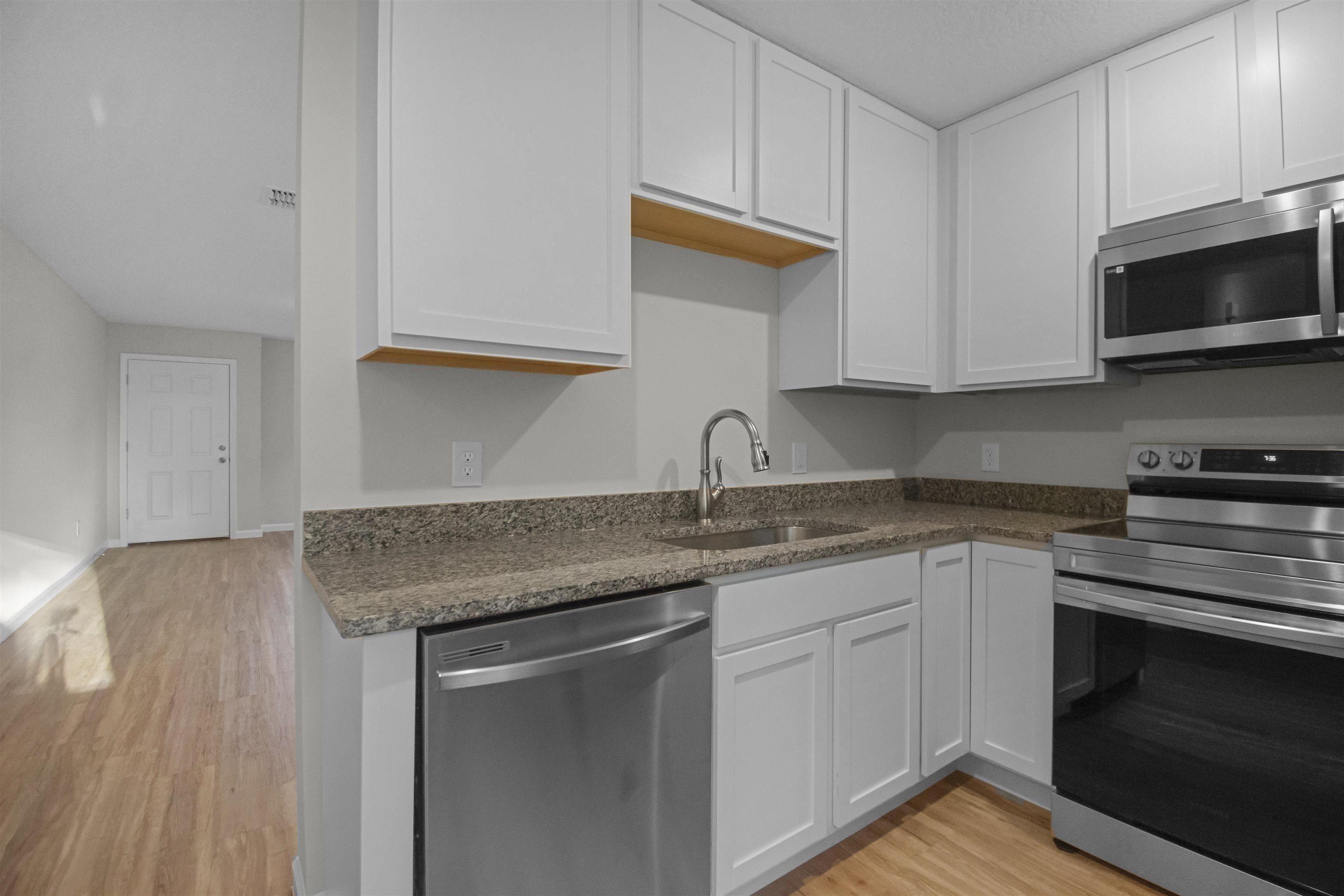 Image 6 of 16 For 475 Woodlawn St S