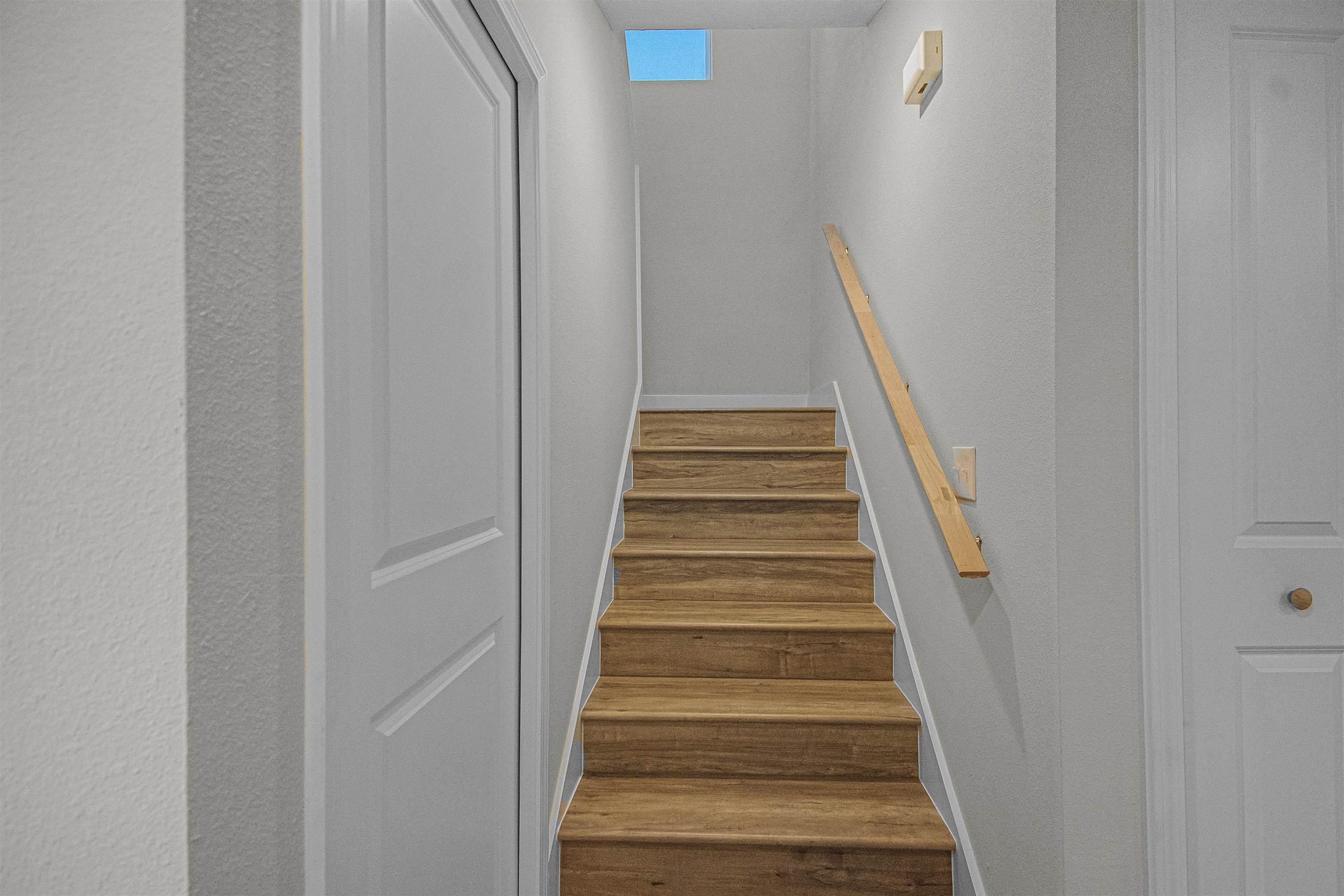 Image 7 of 16 For 475 Woodlawn St S