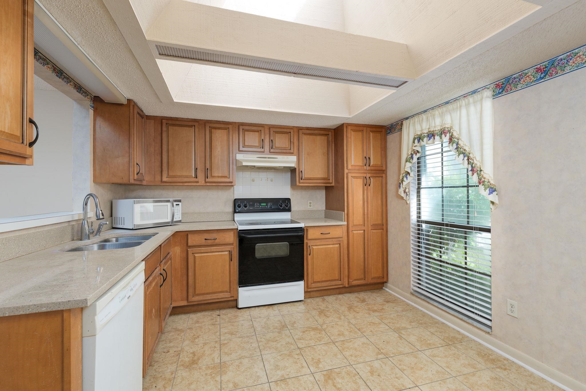 Image 8 of 22 For 138 Bermuda Ct