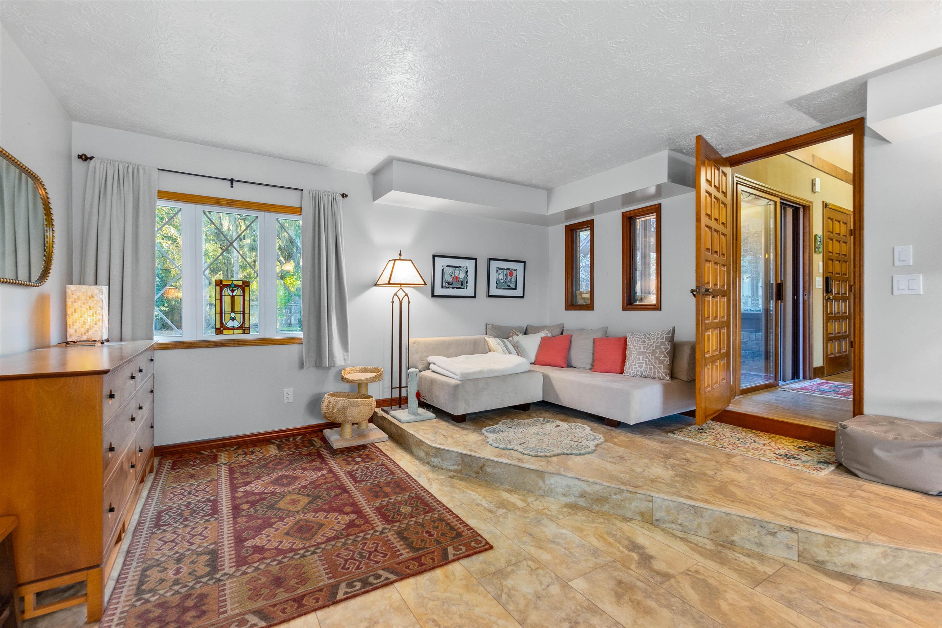 Image 31 of 66 For 160 Genung St W