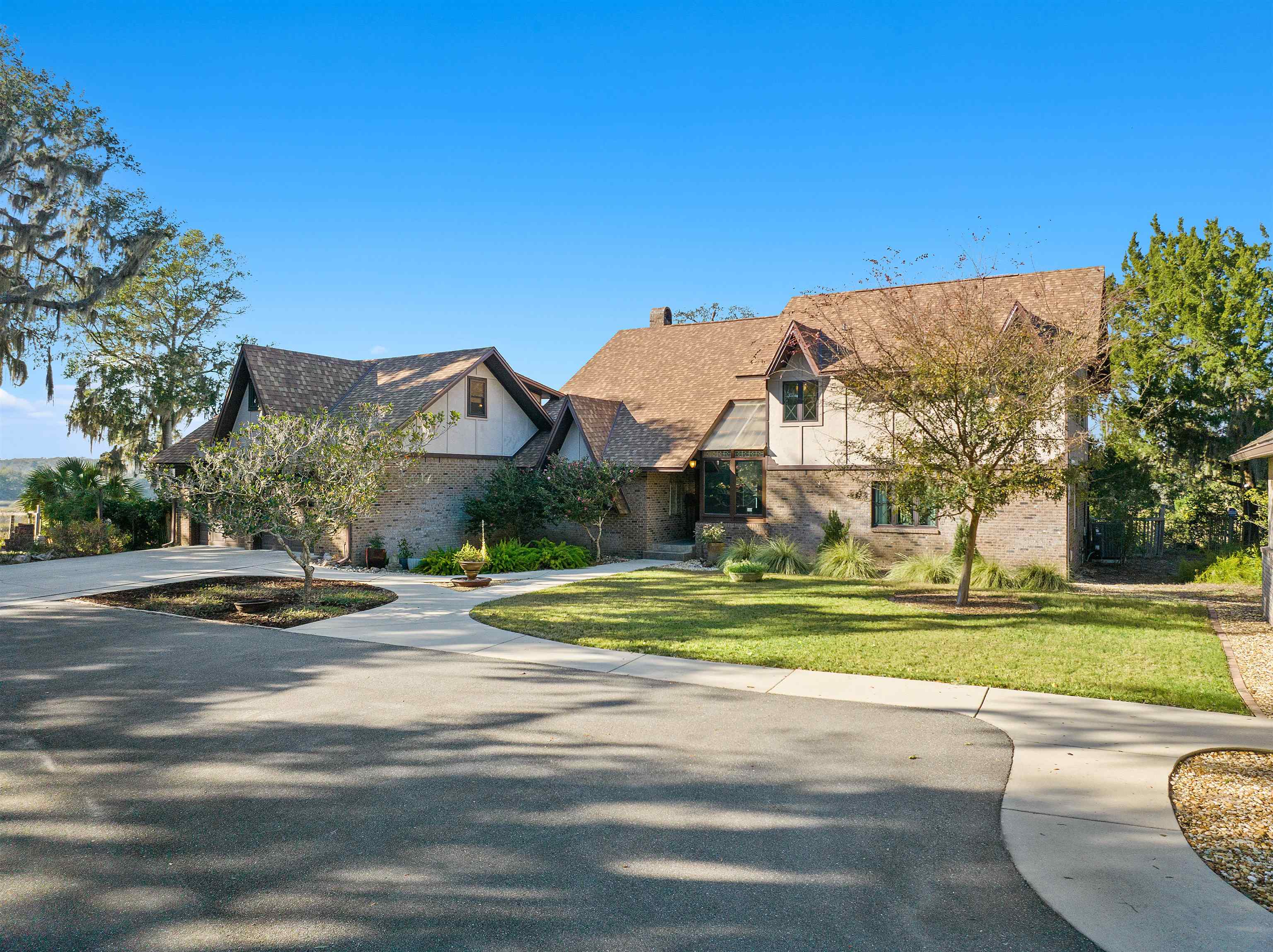 Image 5 of 66 For 160 Genung St W