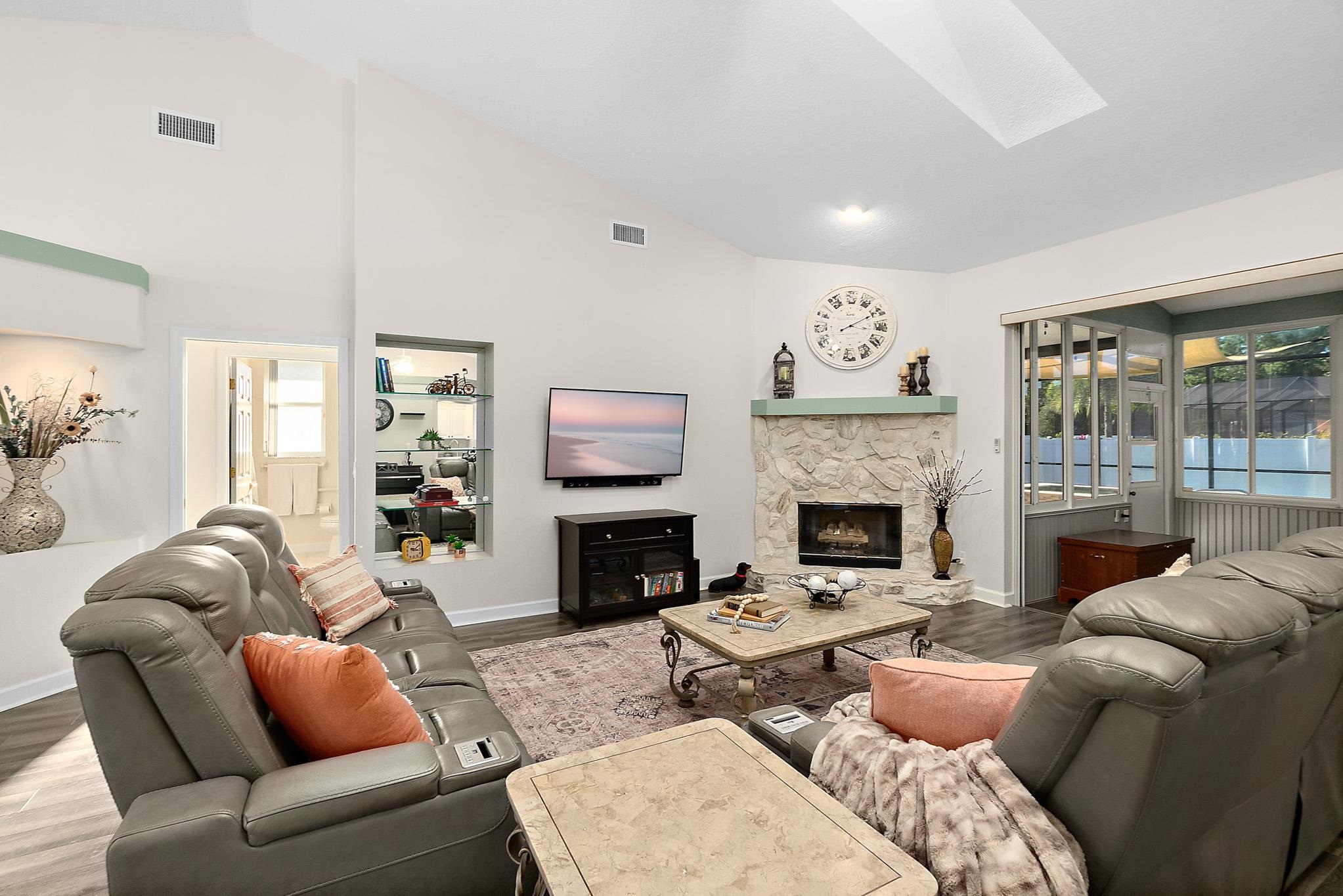 Image 12 of 41 For 2 Walnut Pl