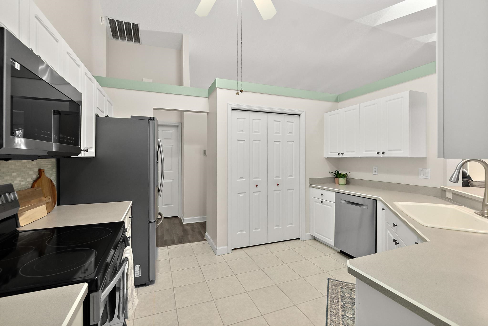 Image 16 of 41 For 2 Walnut Pl