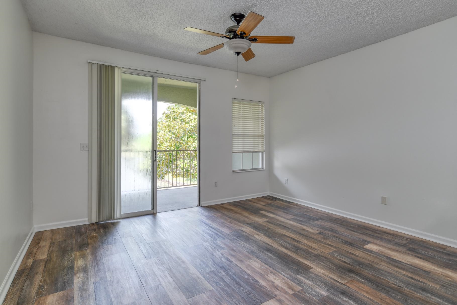 Image 14 of 44 For 3015 Aqua Vista Lane  127 W-gara