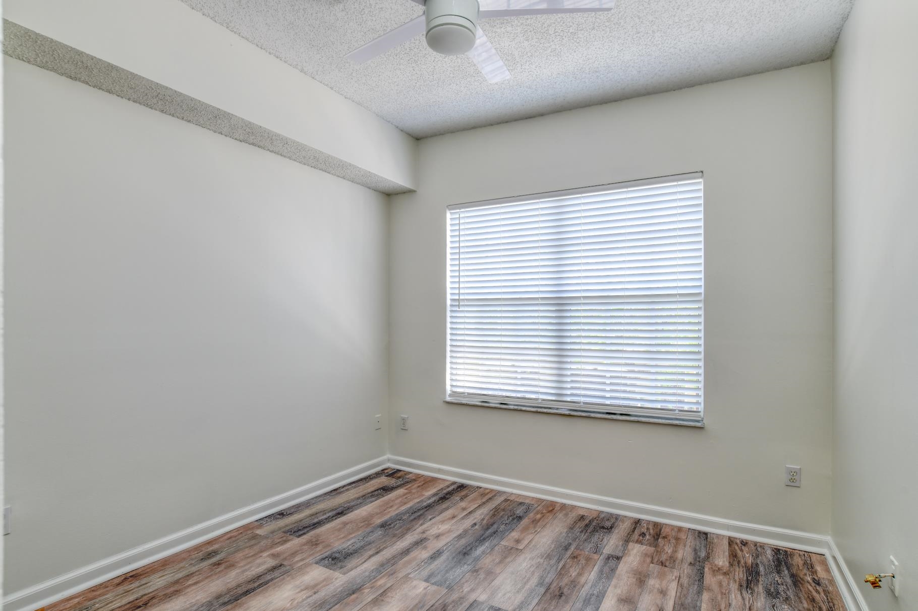 Image 19 of 44 For 3015 Aqua Vista Lane  127 W-gara