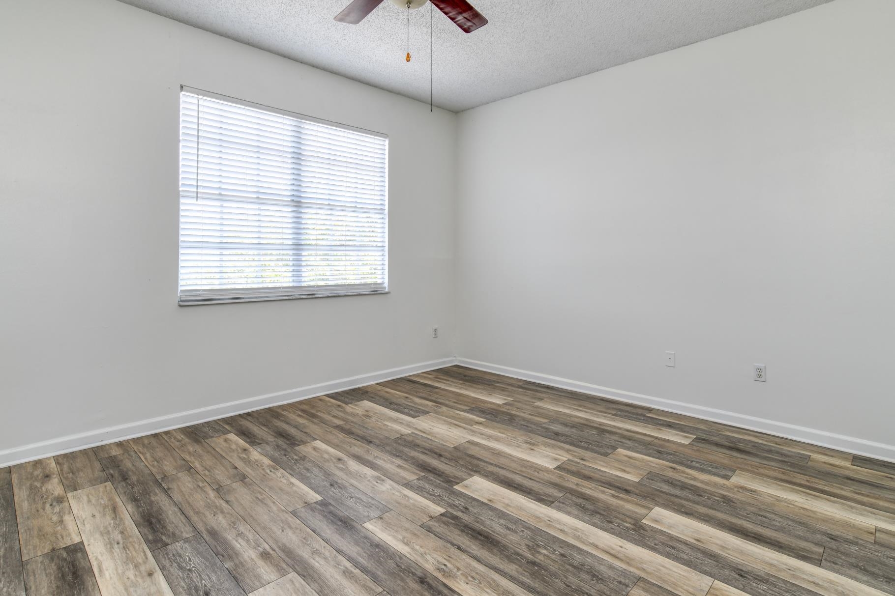 Image 24 of 44 For 3015 Aqua Vista Lane  127 W-gara