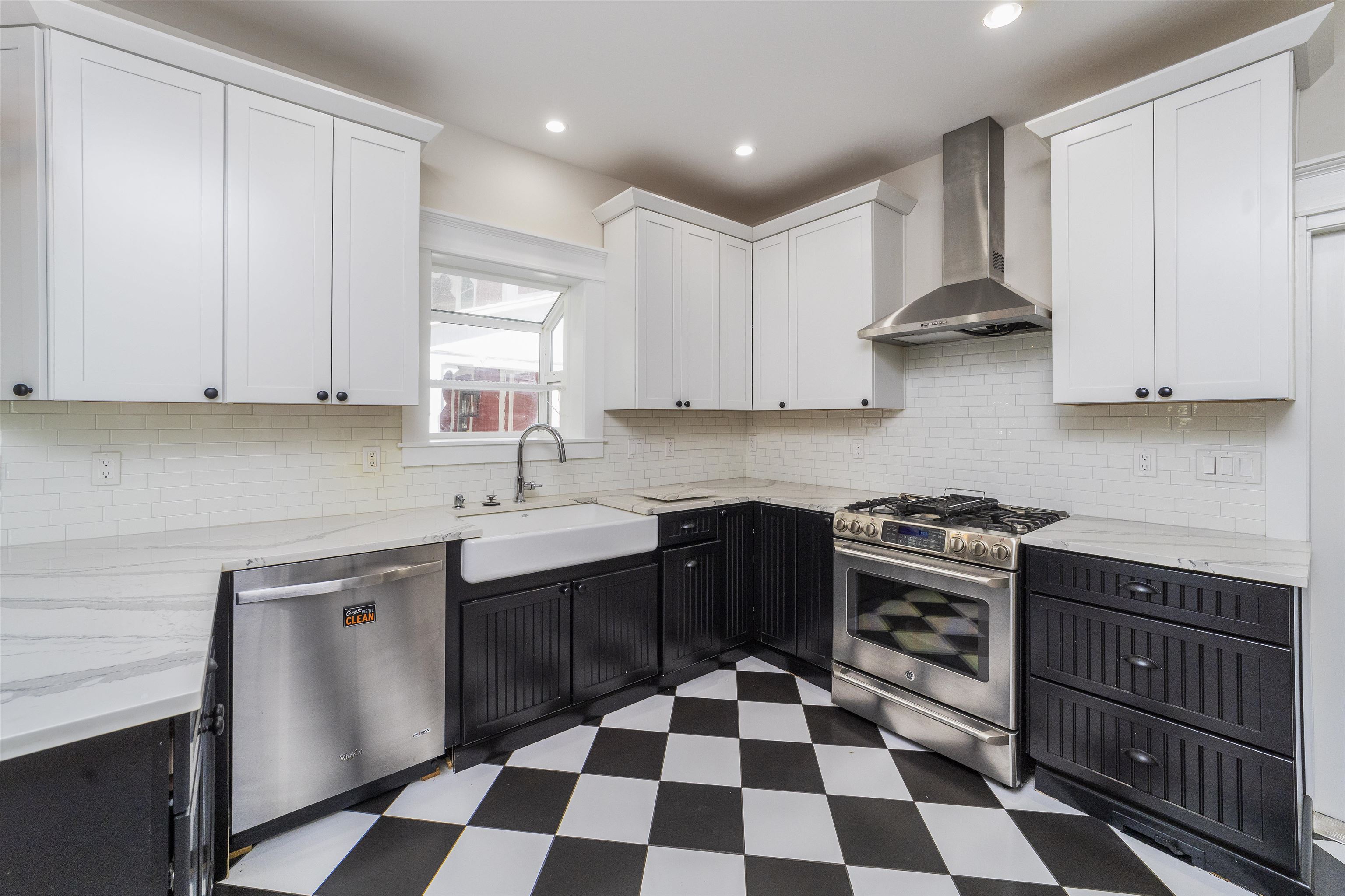 Image 33 of 51 For 44 Carrera Street