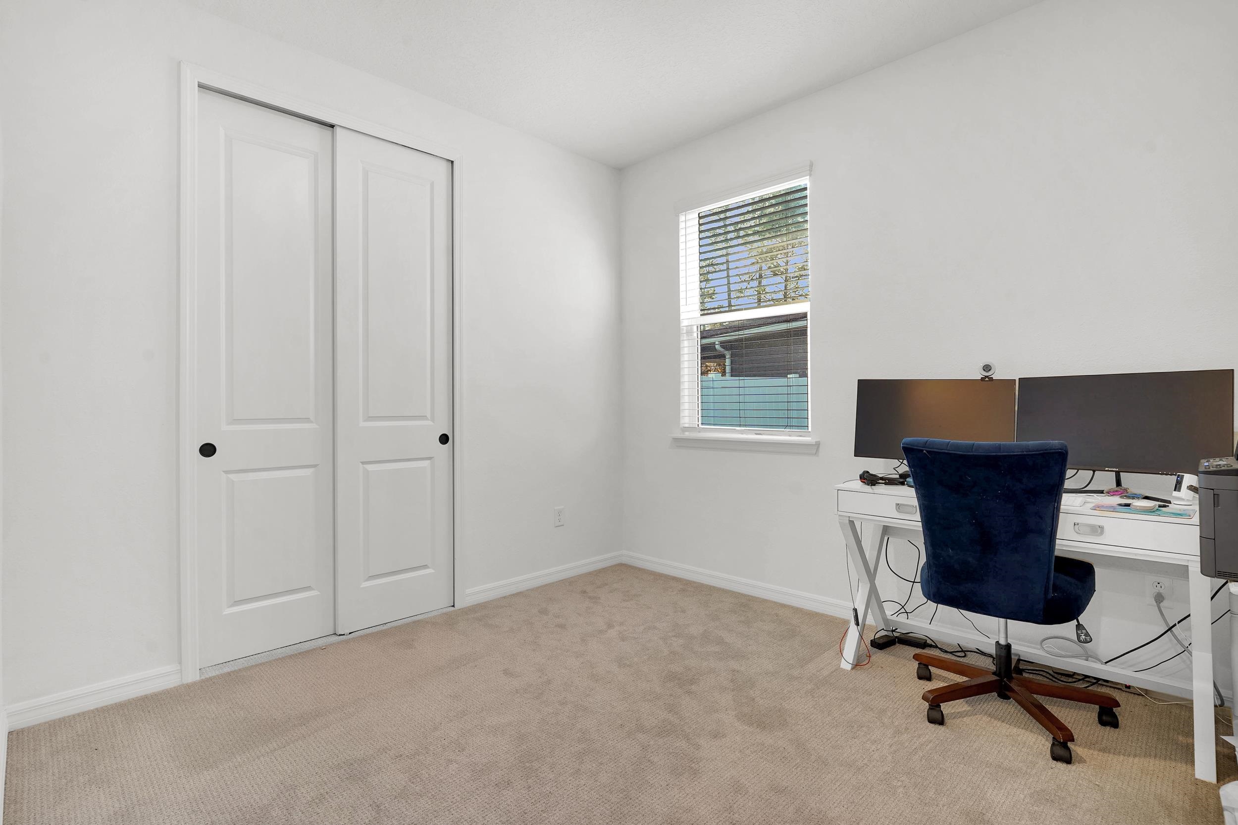 Image 18 of 38 For 127 Shell Creek Ct