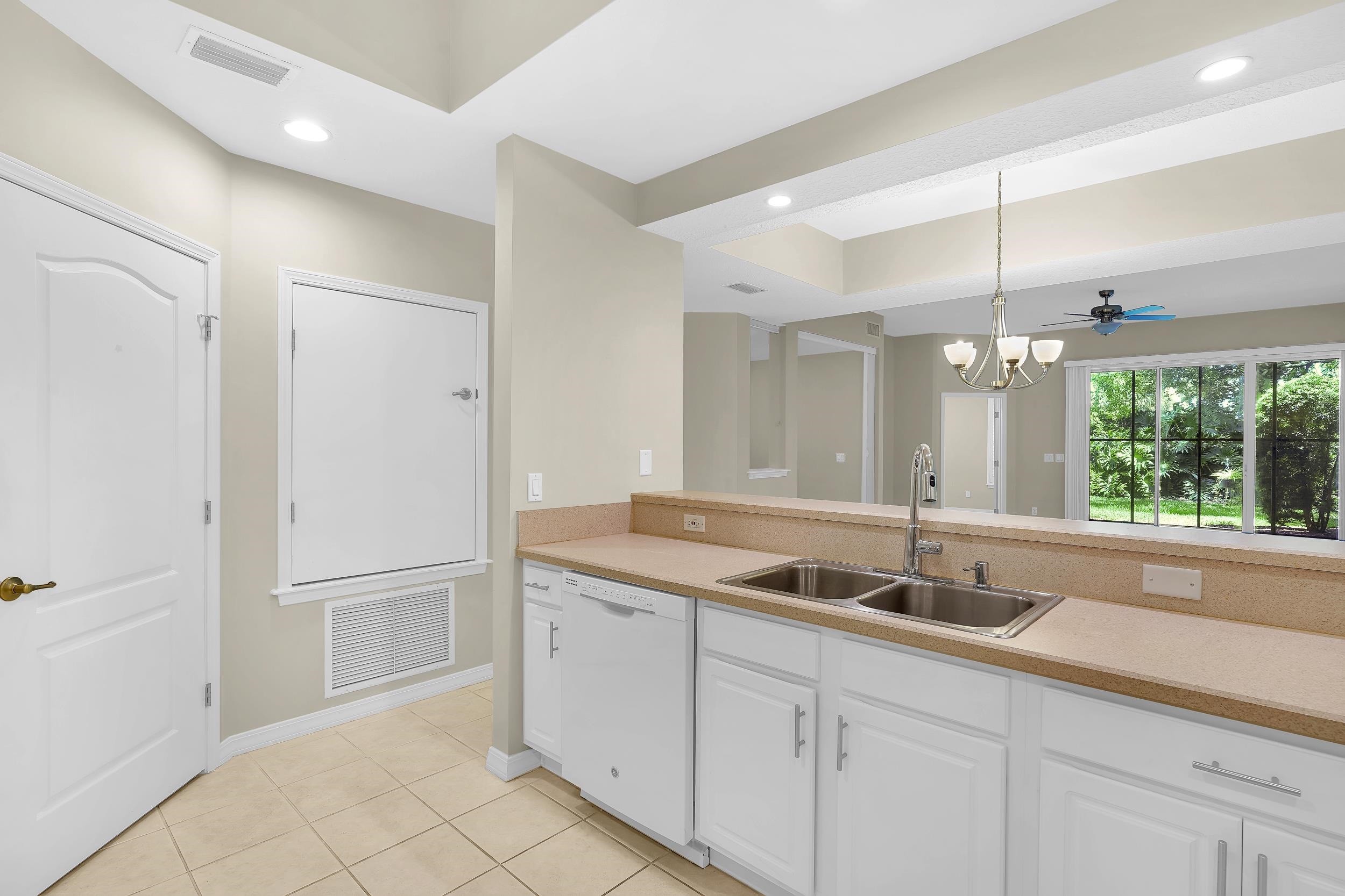 Image 14 of 44 For 1003 Makarios Dr