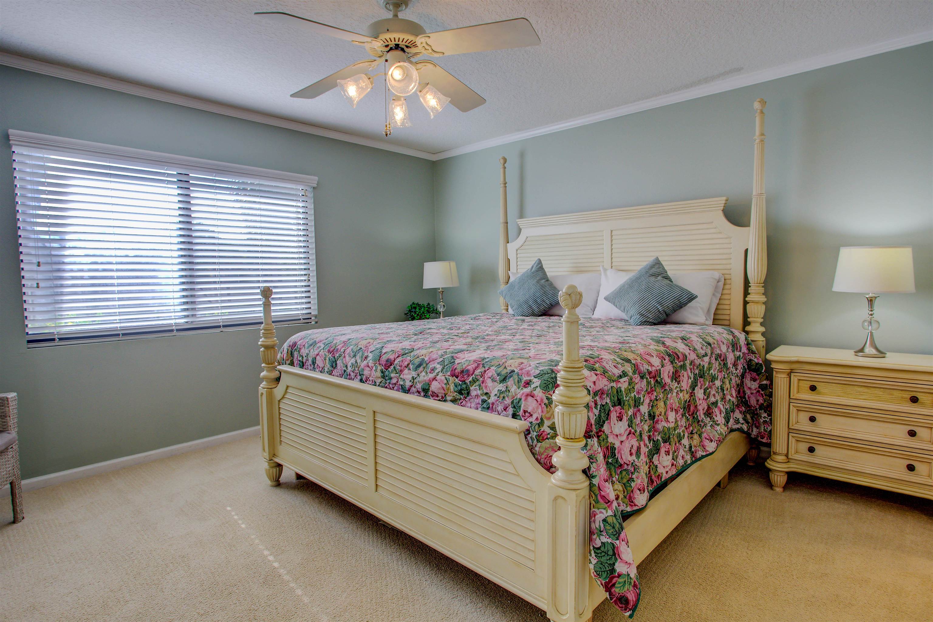 Image 21 of 50 For 27 Village Del Lago Cir