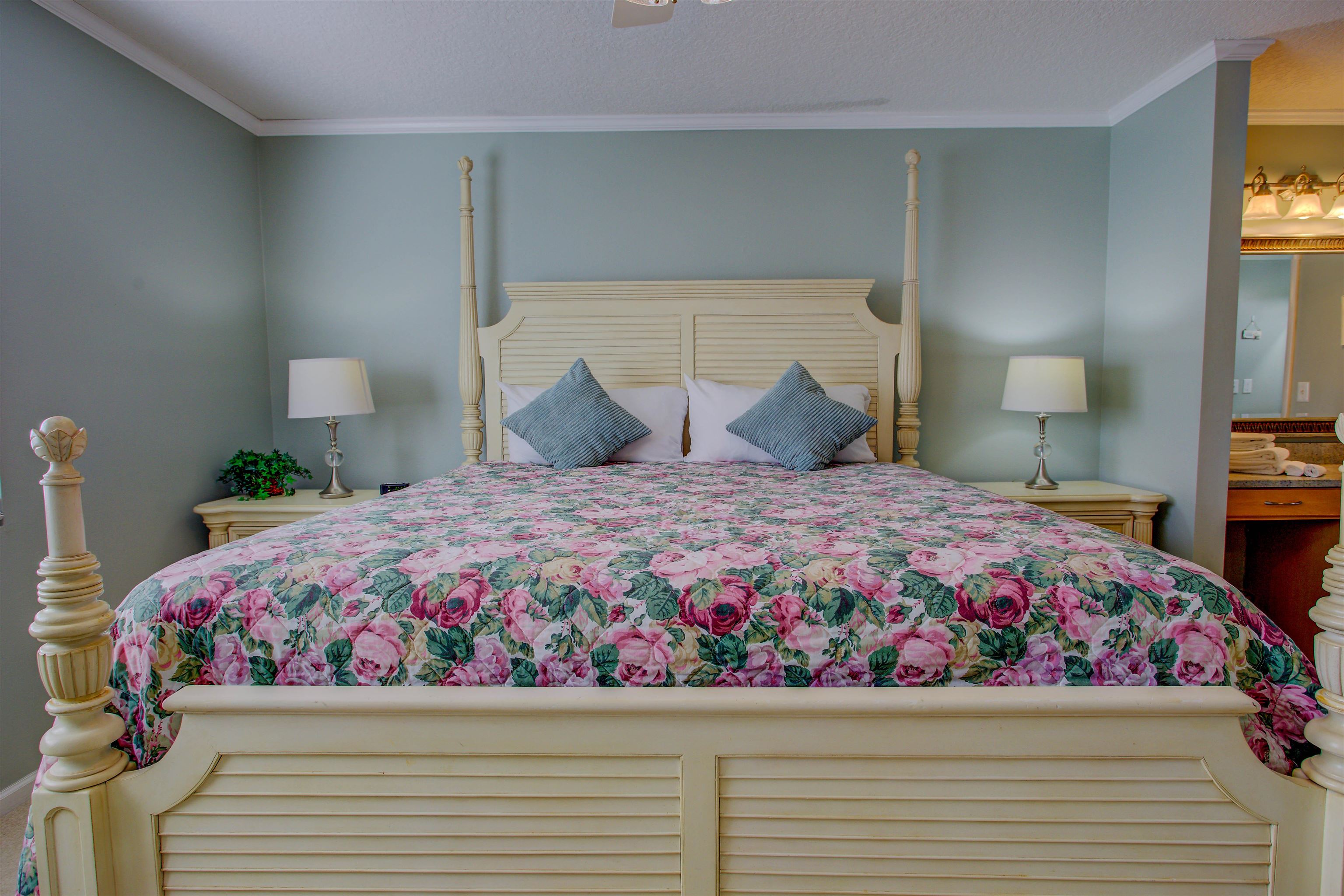 Image 22 of 50 For 27 Village Del Lago Cir