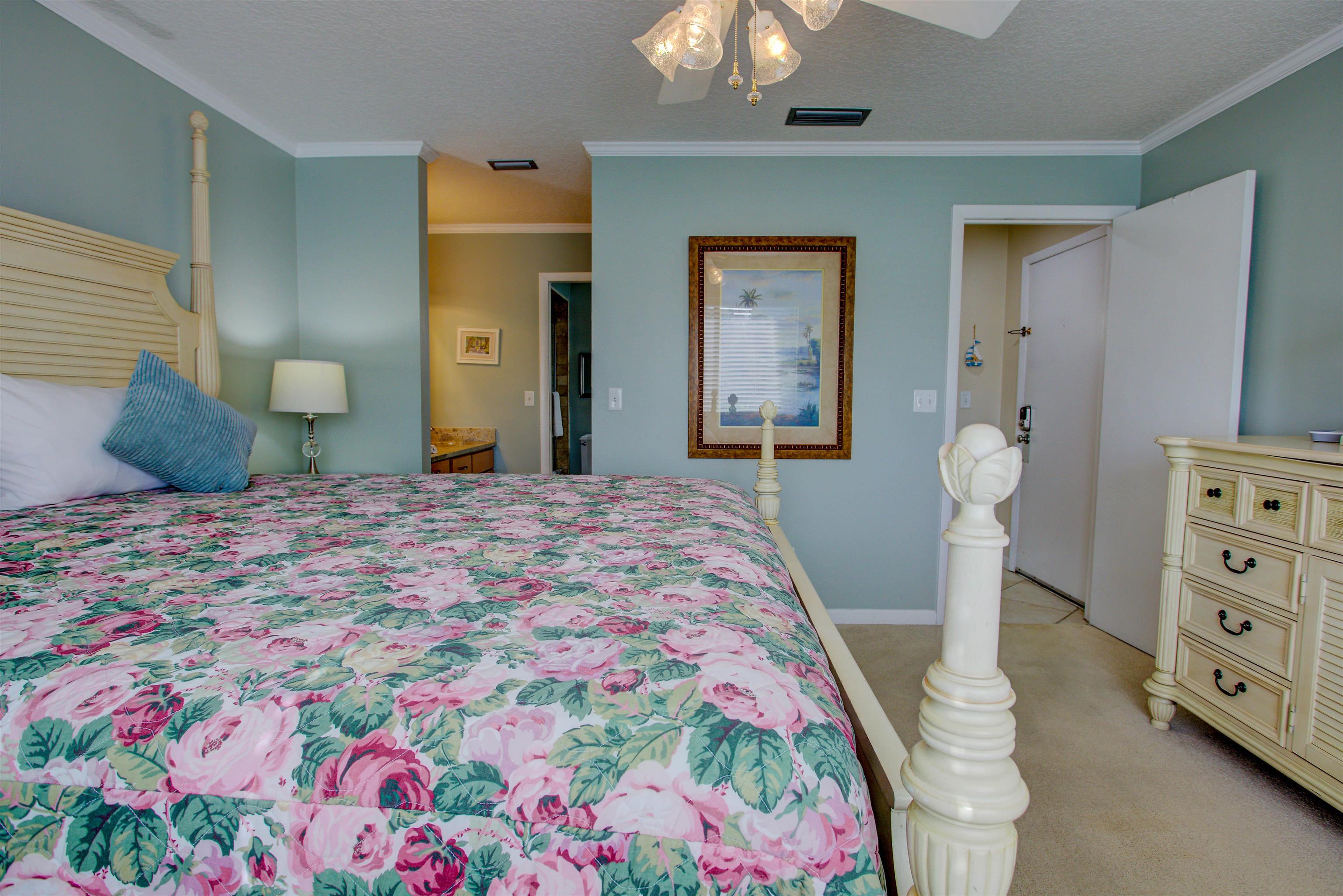 Image 24 of 50 For 27 Village Del Lago Cir