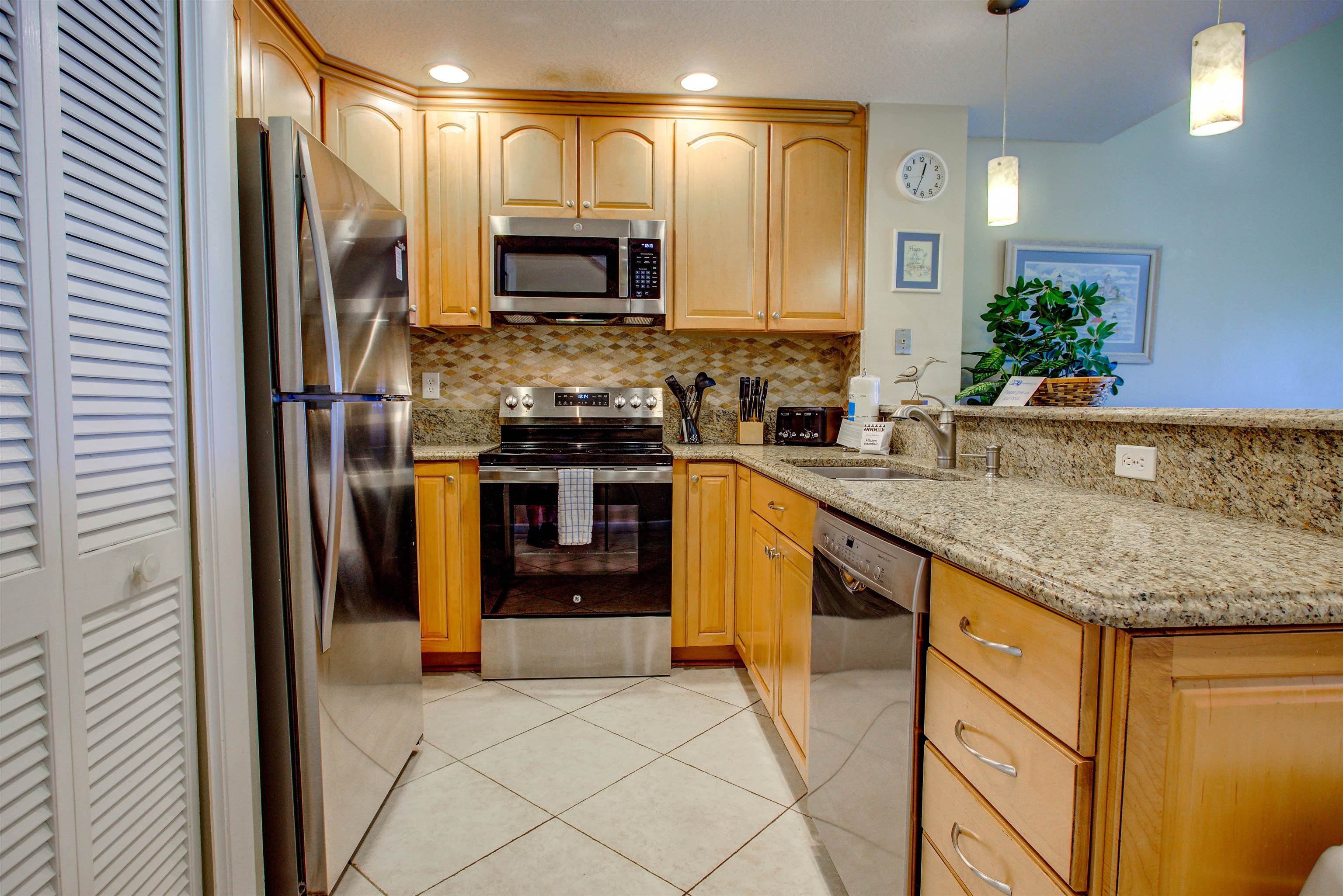 Image 3 of 50 For 27 Village Del Lago Cir