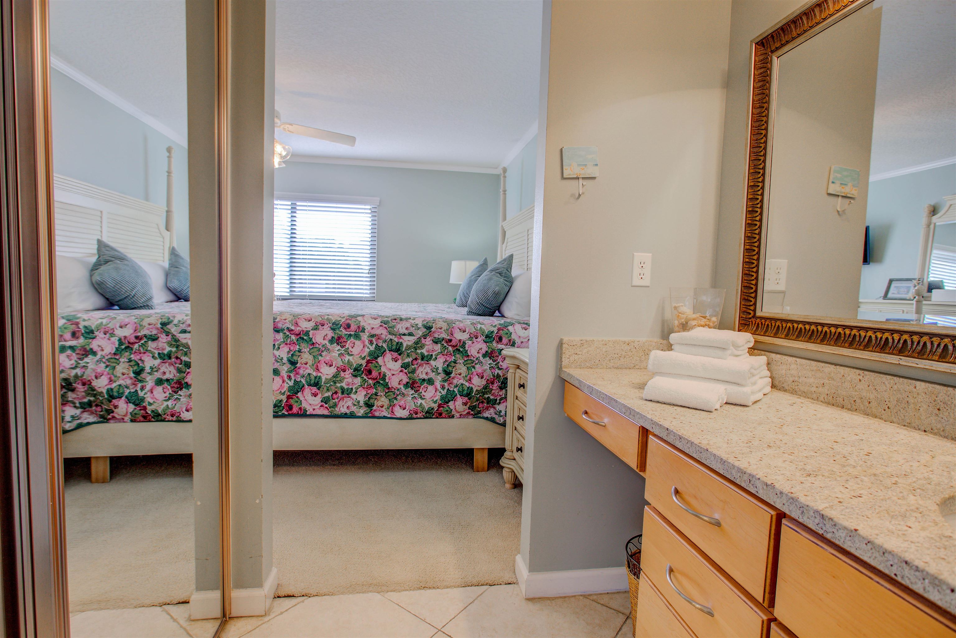 Image 30 of 50 For 27 Village Del Lago Cir