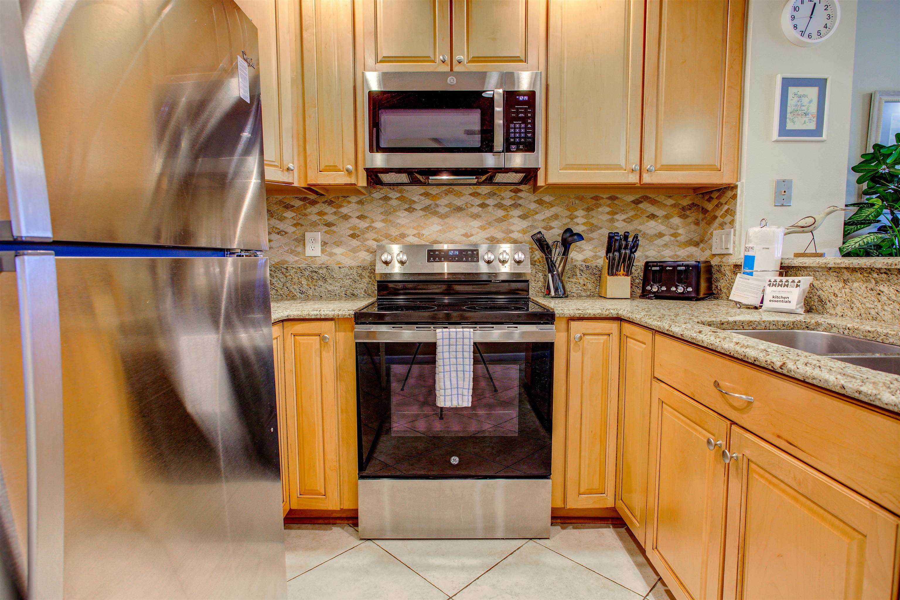 Image 4 of 50 For 27 Village Del Lago Cir