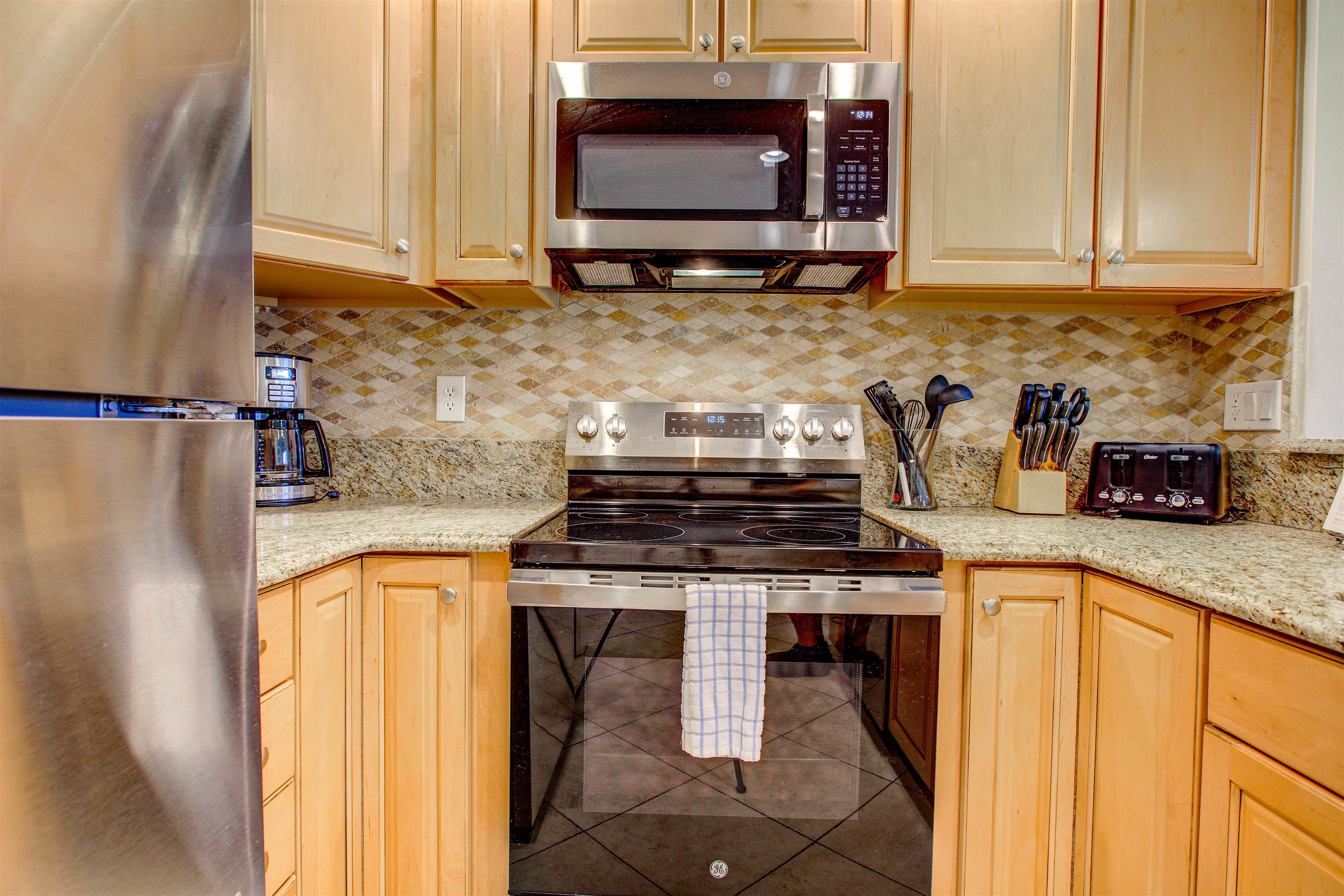 Image 6 of 50 For 27 Village Del Lago Cir