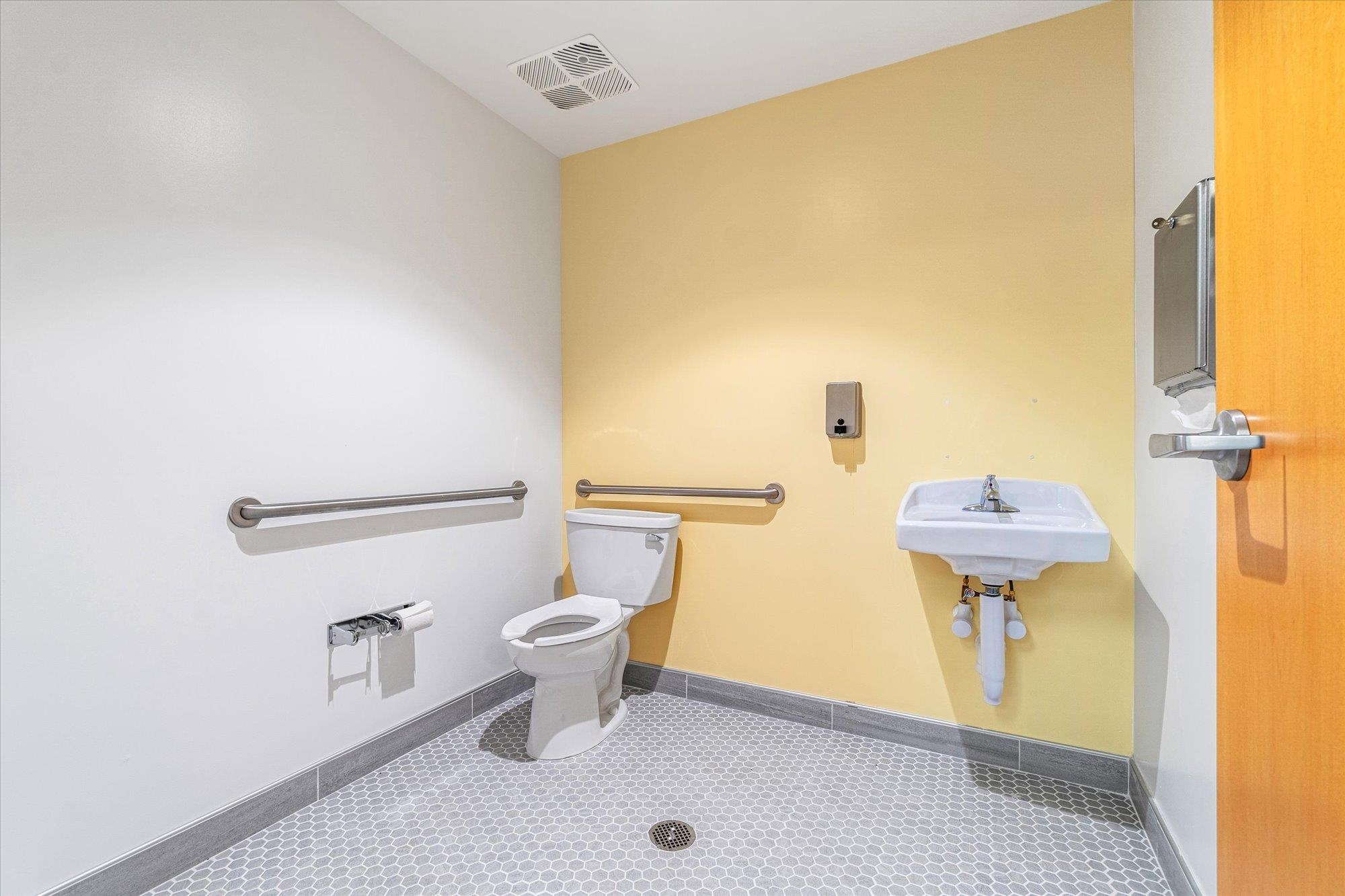 Image 21 of 65 For 481 Shores Blvd.