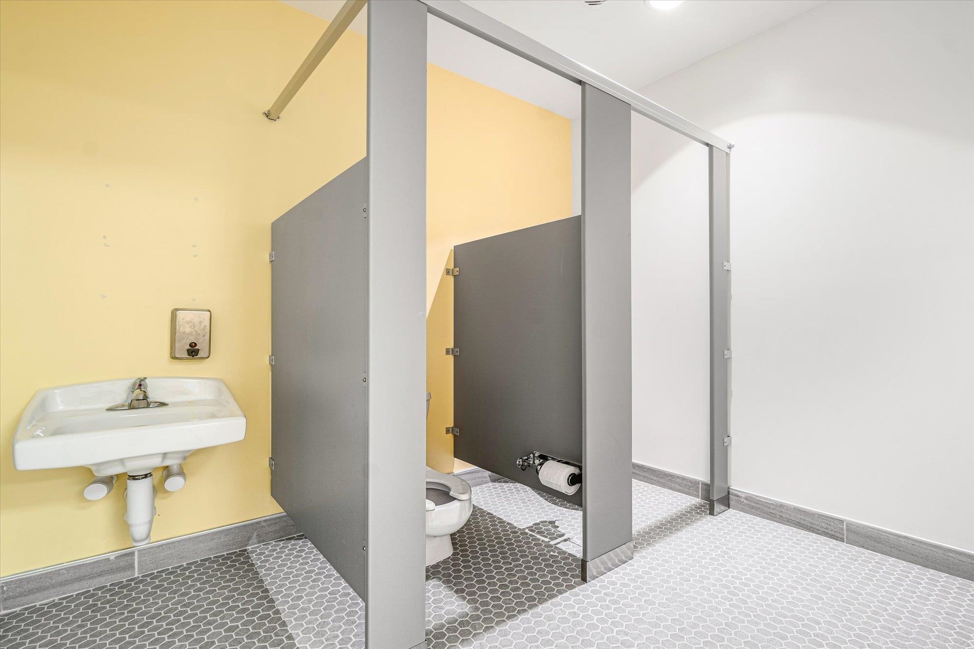 Image 33 of 65 For 481 Shores Blvd.