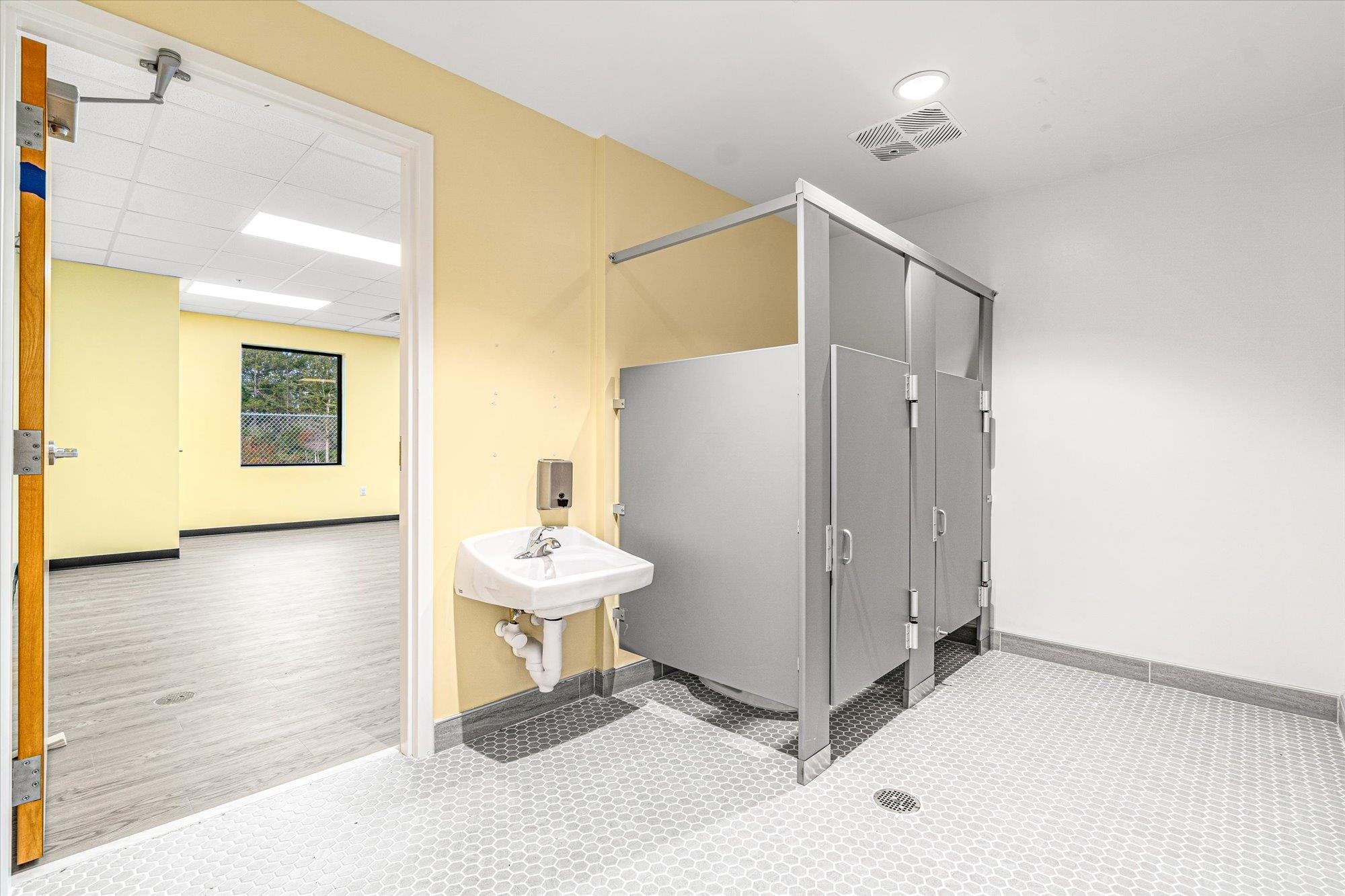 Image 42 of 65 For 481 Shores Blvd.