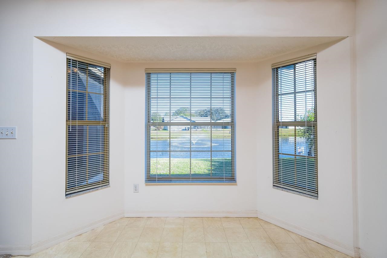 Image 17 of 35 For 137 Captains Pointe Cir