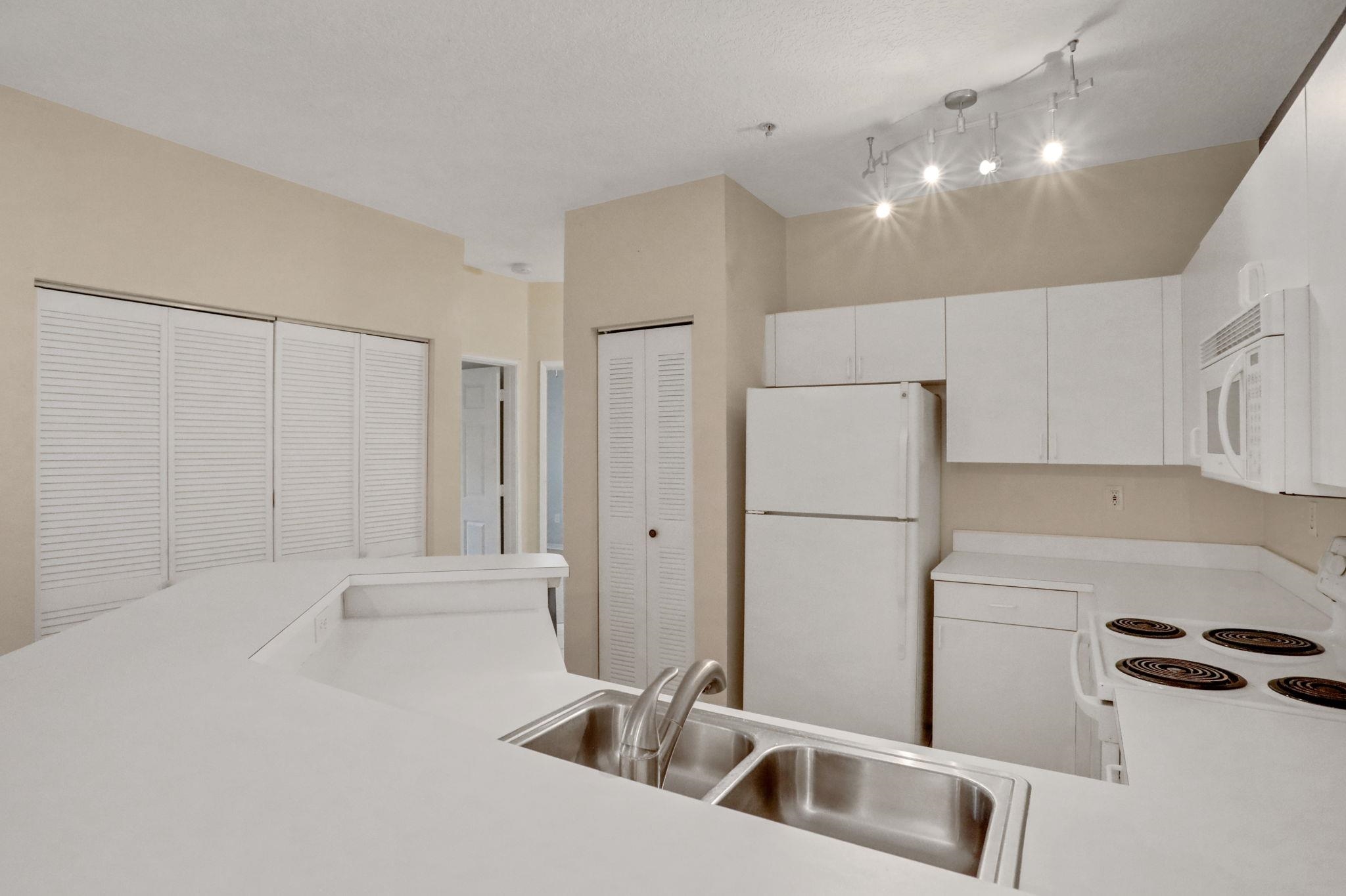 Image 15 of 47 For 510 Florida Club Blvd  304