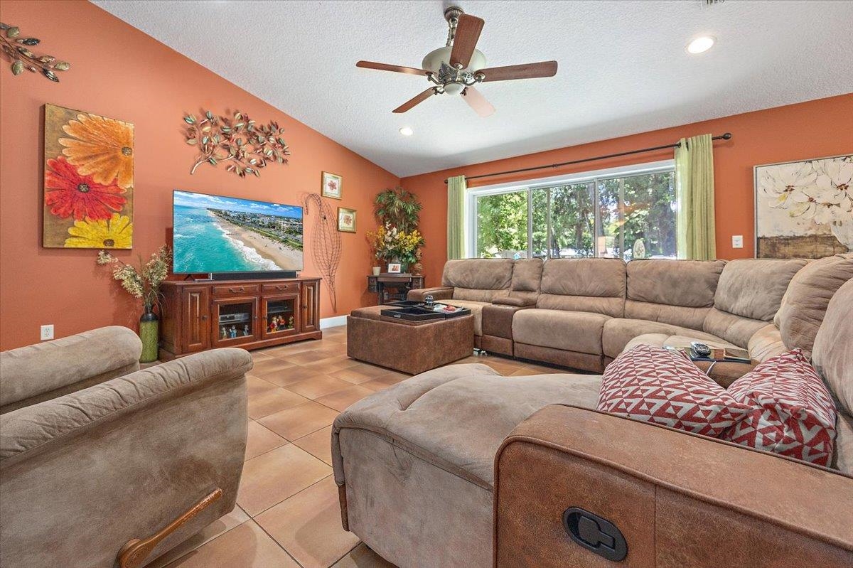 Image 10 of 33 For 2891 Bradford St.