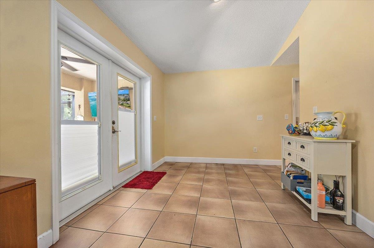 Image 17 of 33 For 2891 Bradford St.