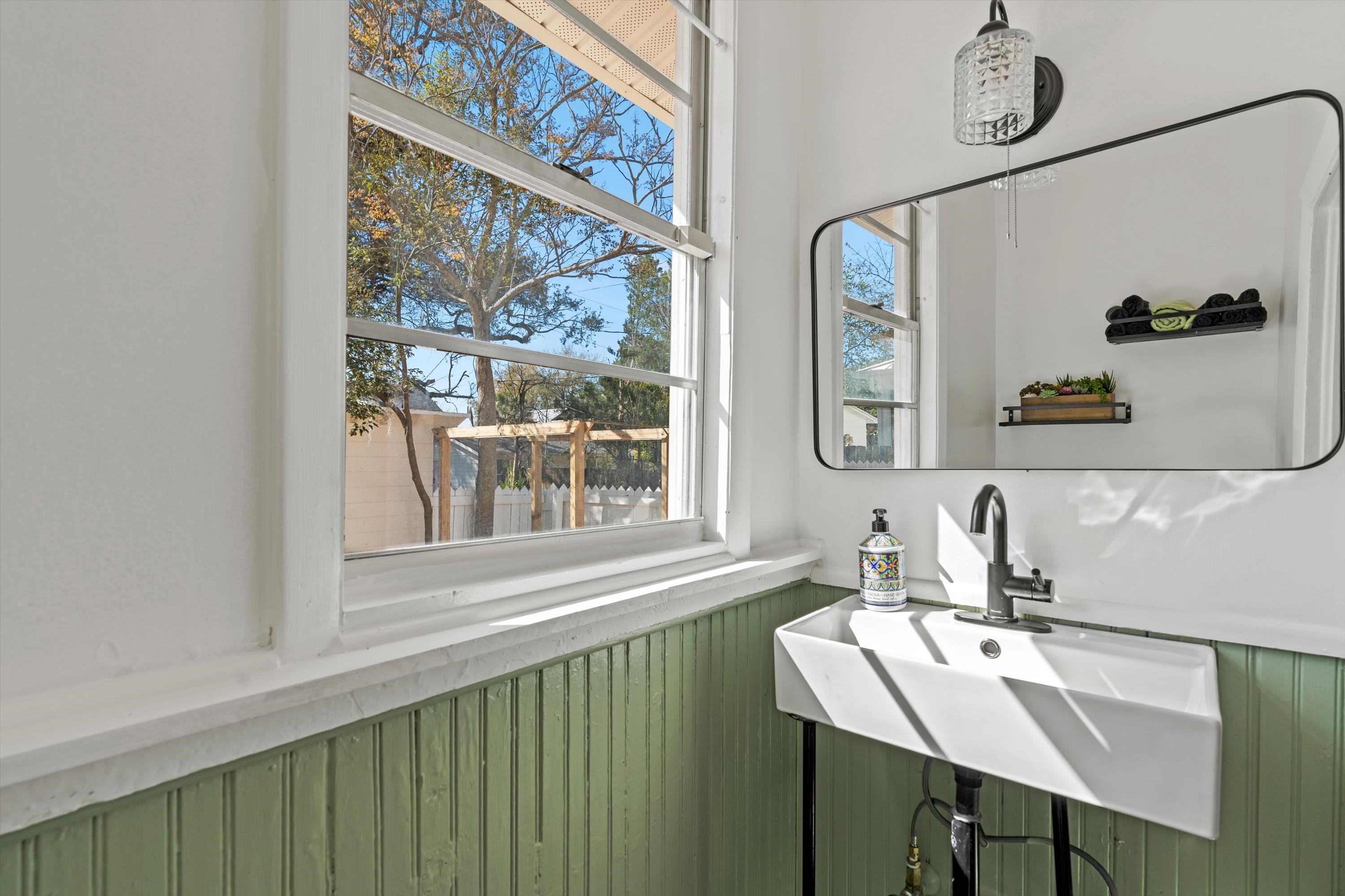 Image 17 of 37 For 33 Cincinnati Ave.