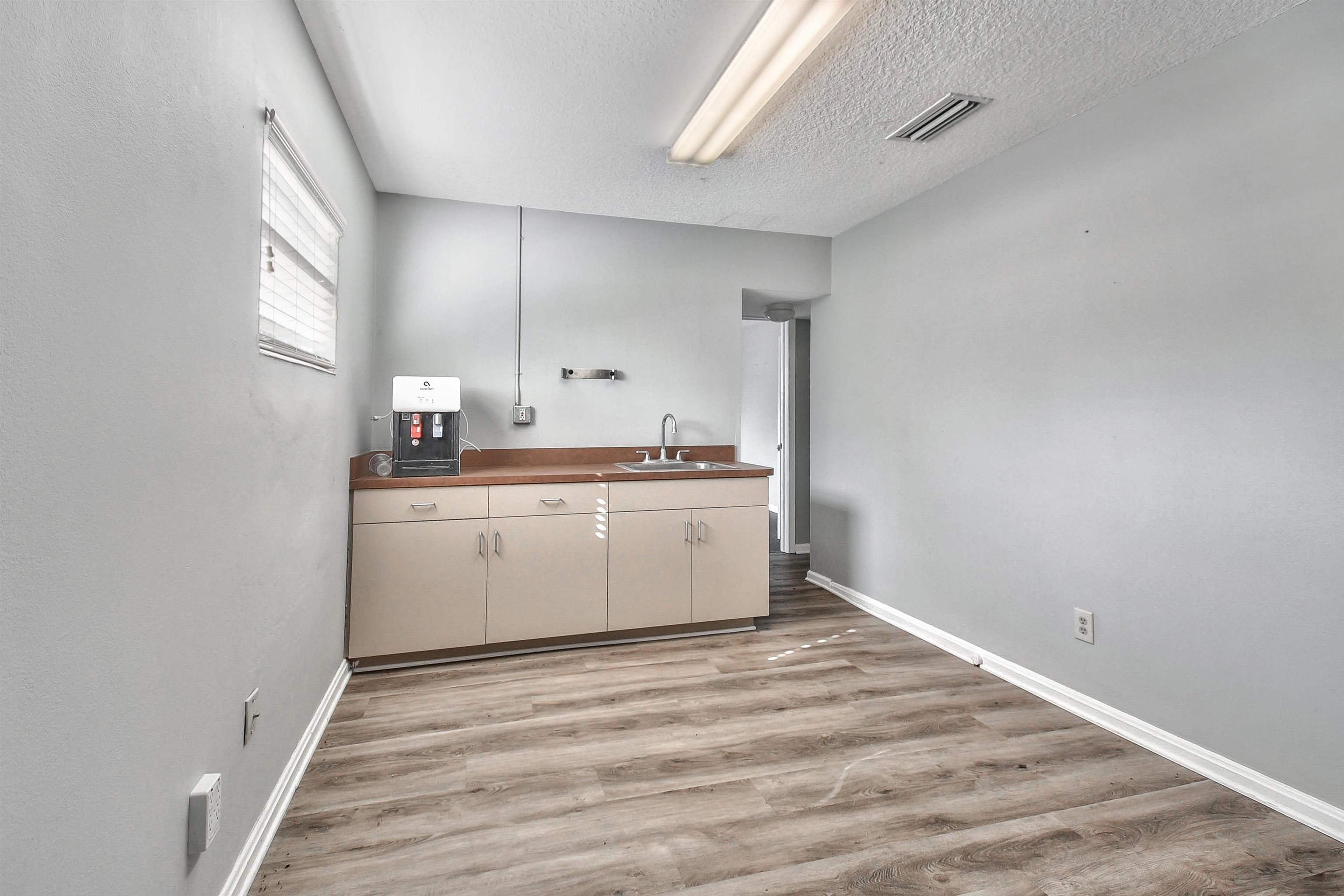 Image 10 of 11 For 2968 Rainbow Rd