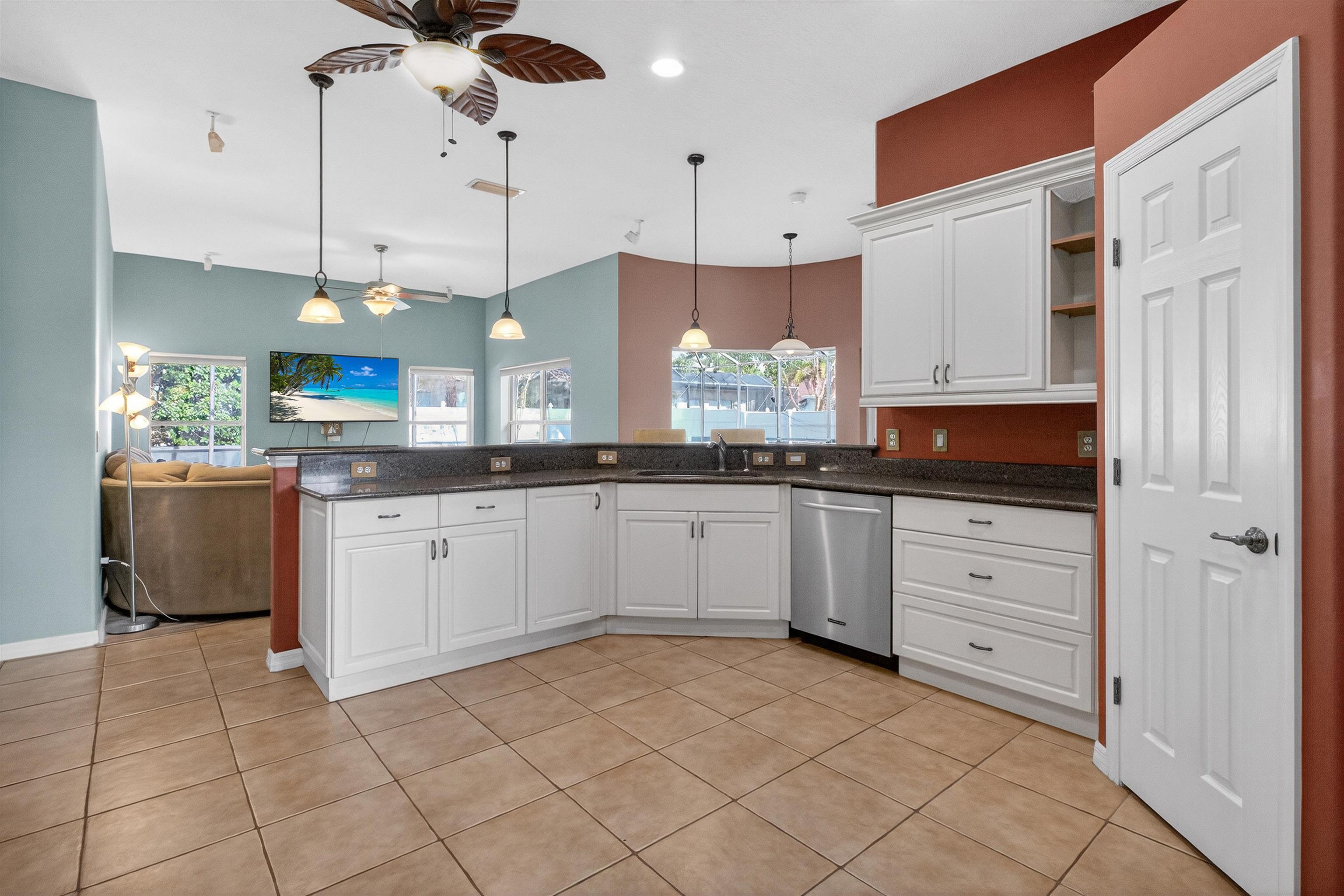 Image 5 of 50 For 18 Lewiston Ct