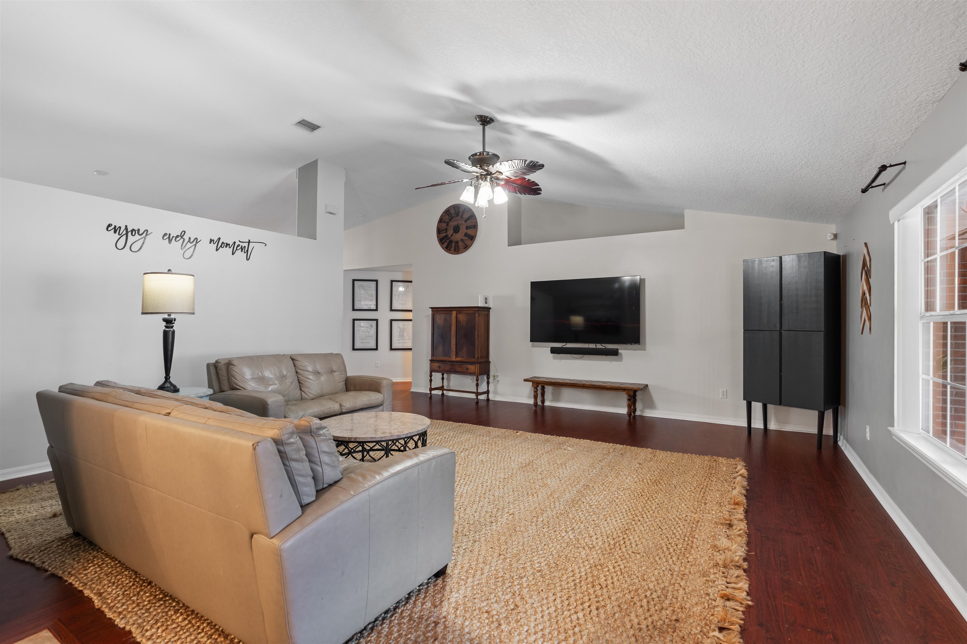 Image 16 of 35 For 11 Essington Ln