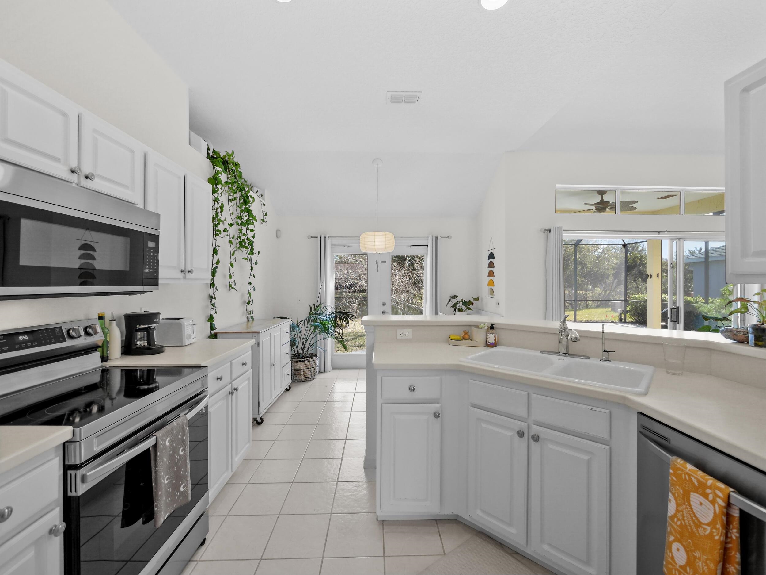 Image 11 of 37 For 520 Peninsula Ct