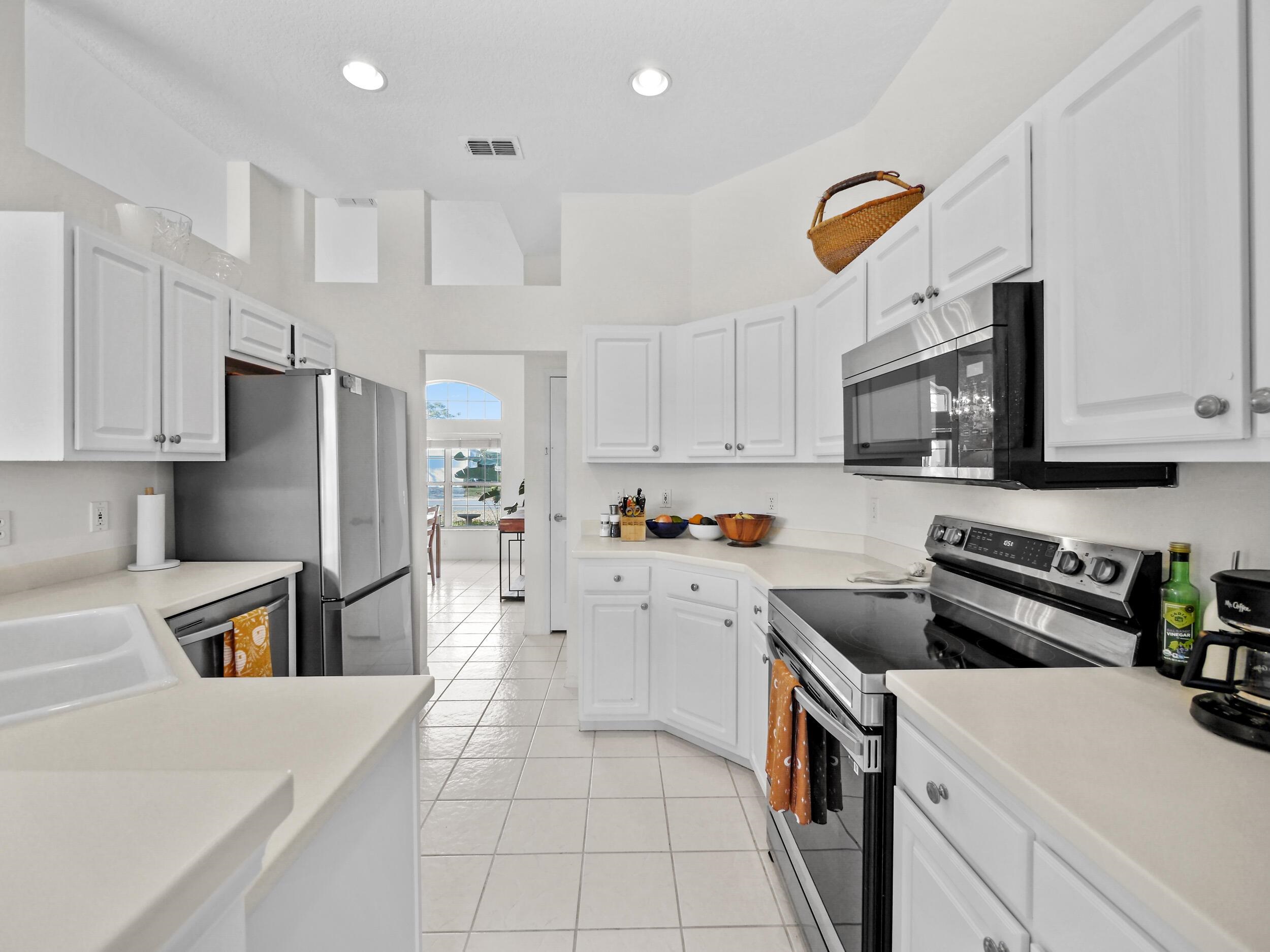 Image 14 of 37 For 520 Peninsula Ct