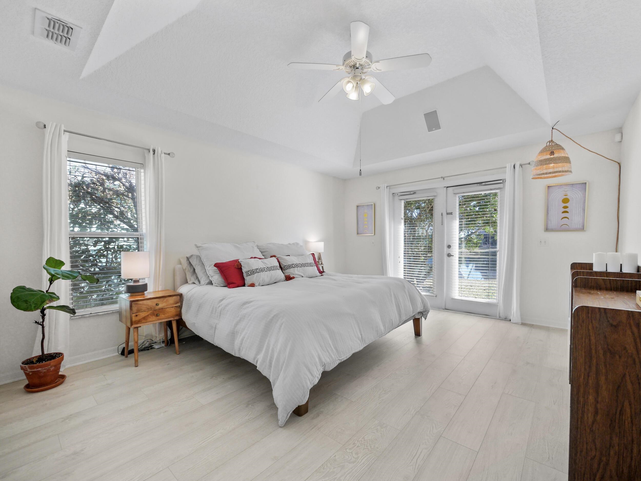 Image 16 of 37 For 520 Peninsula Ct