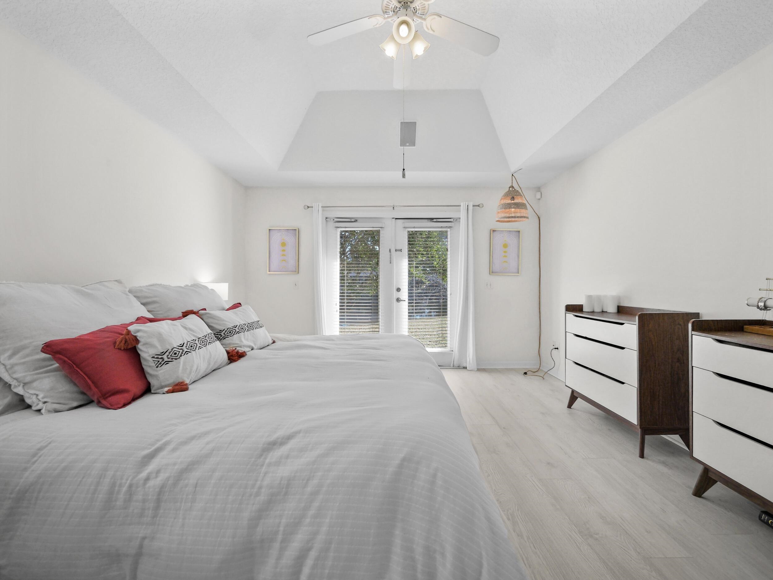 Image 17 of 37 For 520 Peninsula Ct