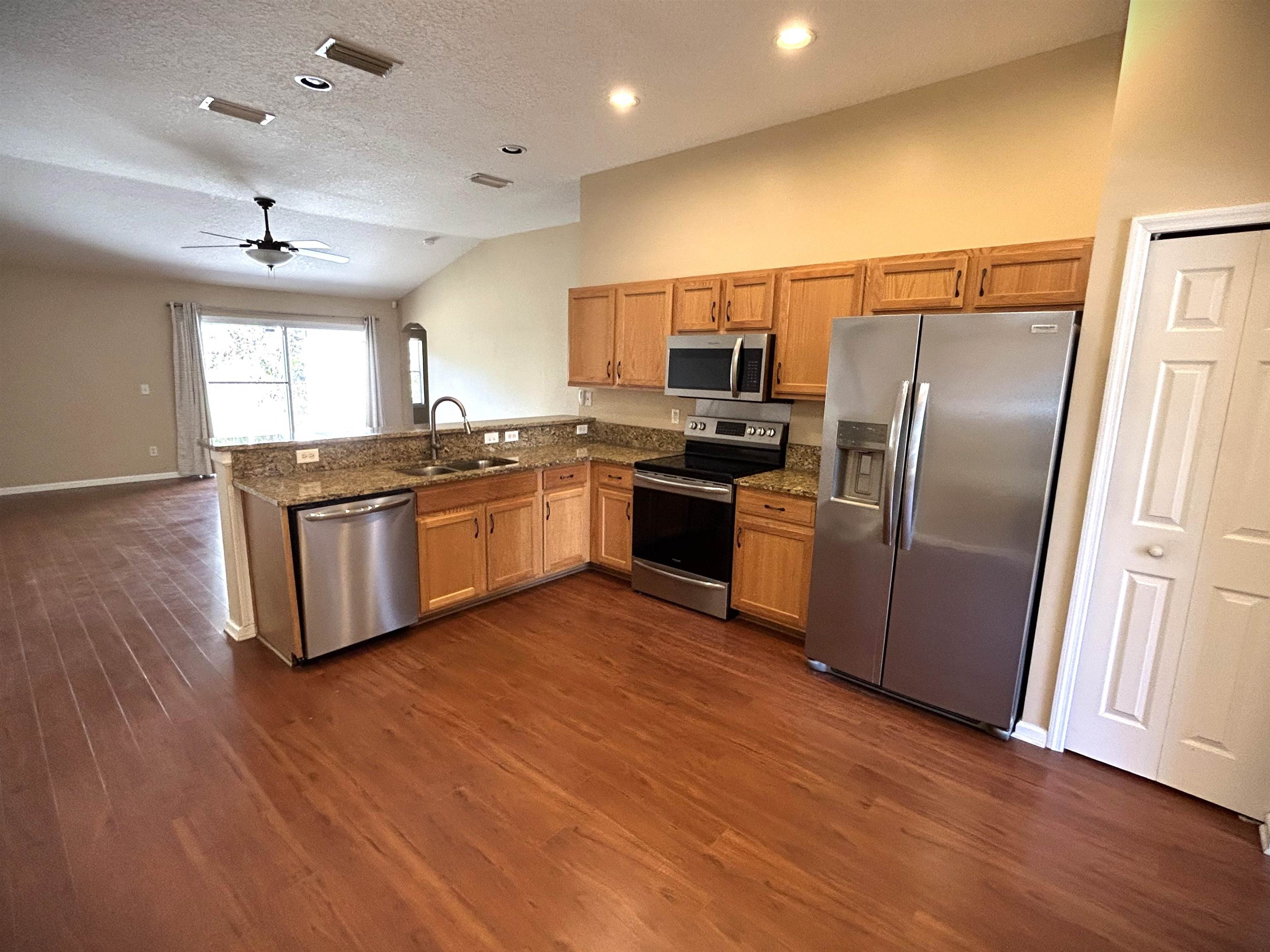 Image 3 of 27 For 2013 Fieldstone Ct