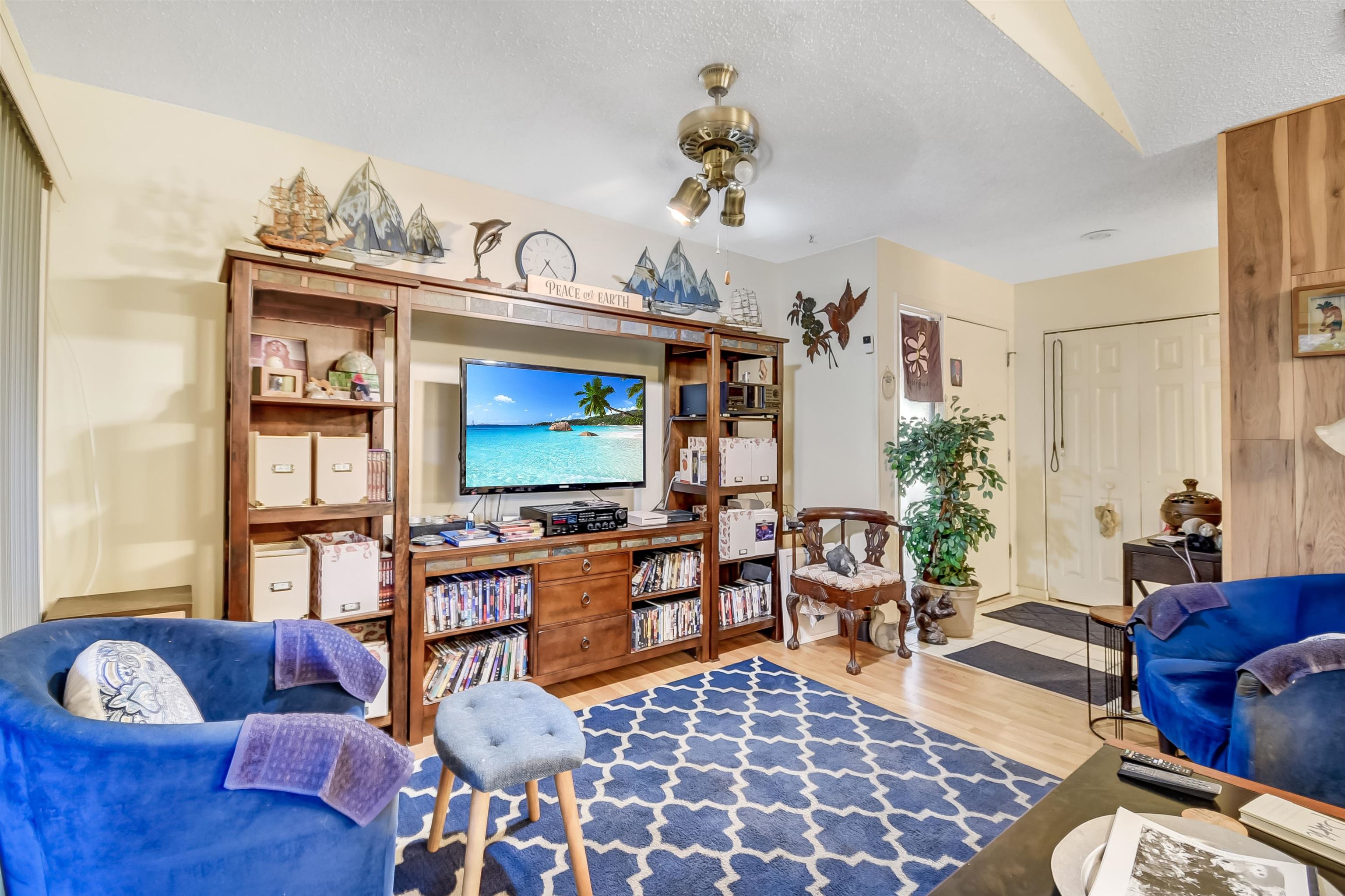 Image 7 of 36 For 28 Catalonia Ct