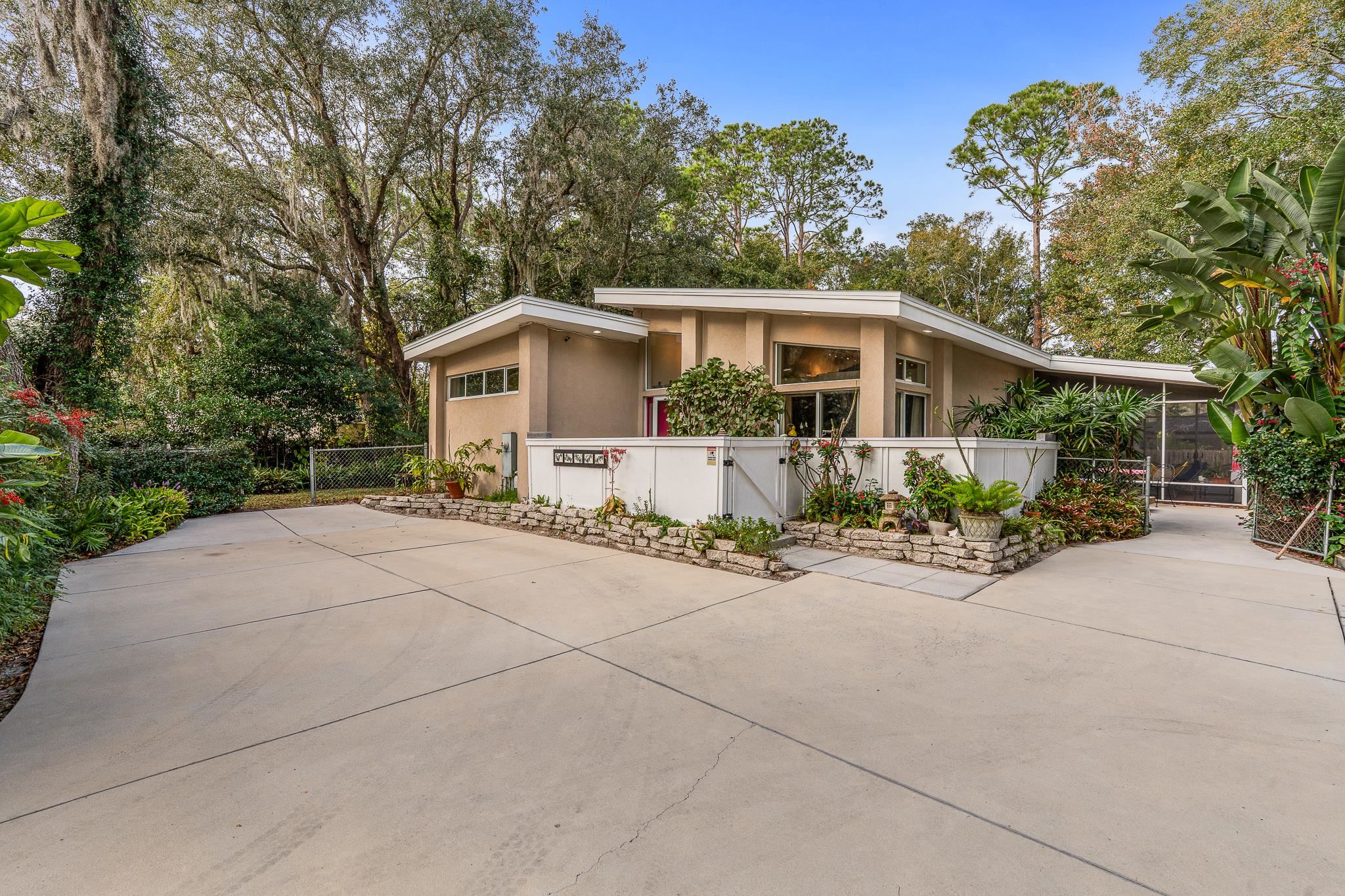 Image 2 of 43 For 320 Ravenswood Dr