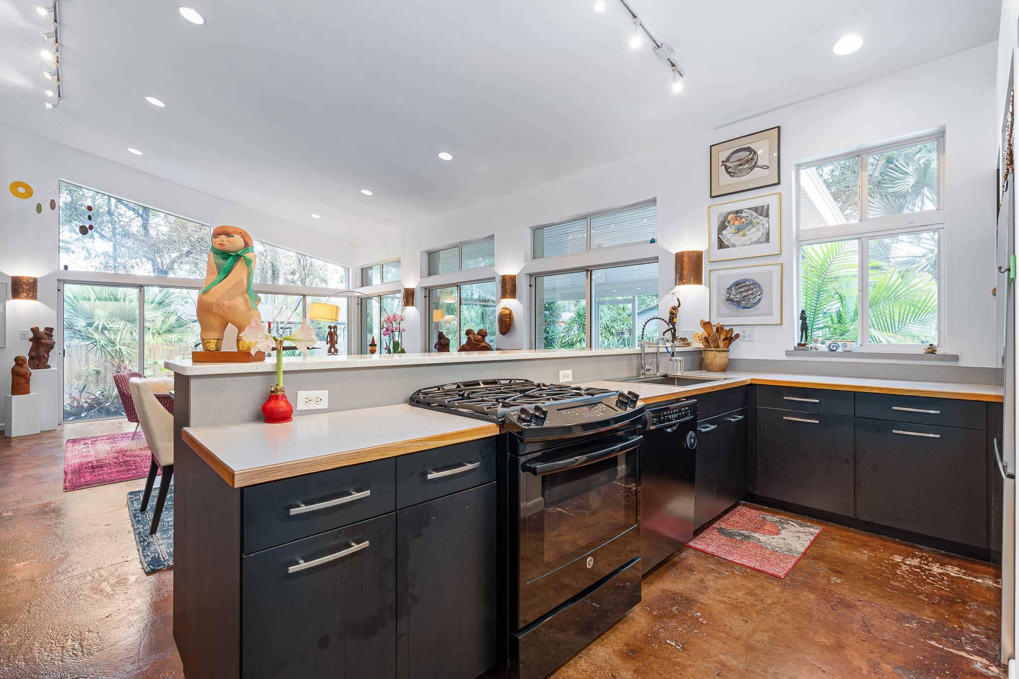 Image 22 of 43 For 320 Ravenswood Dr