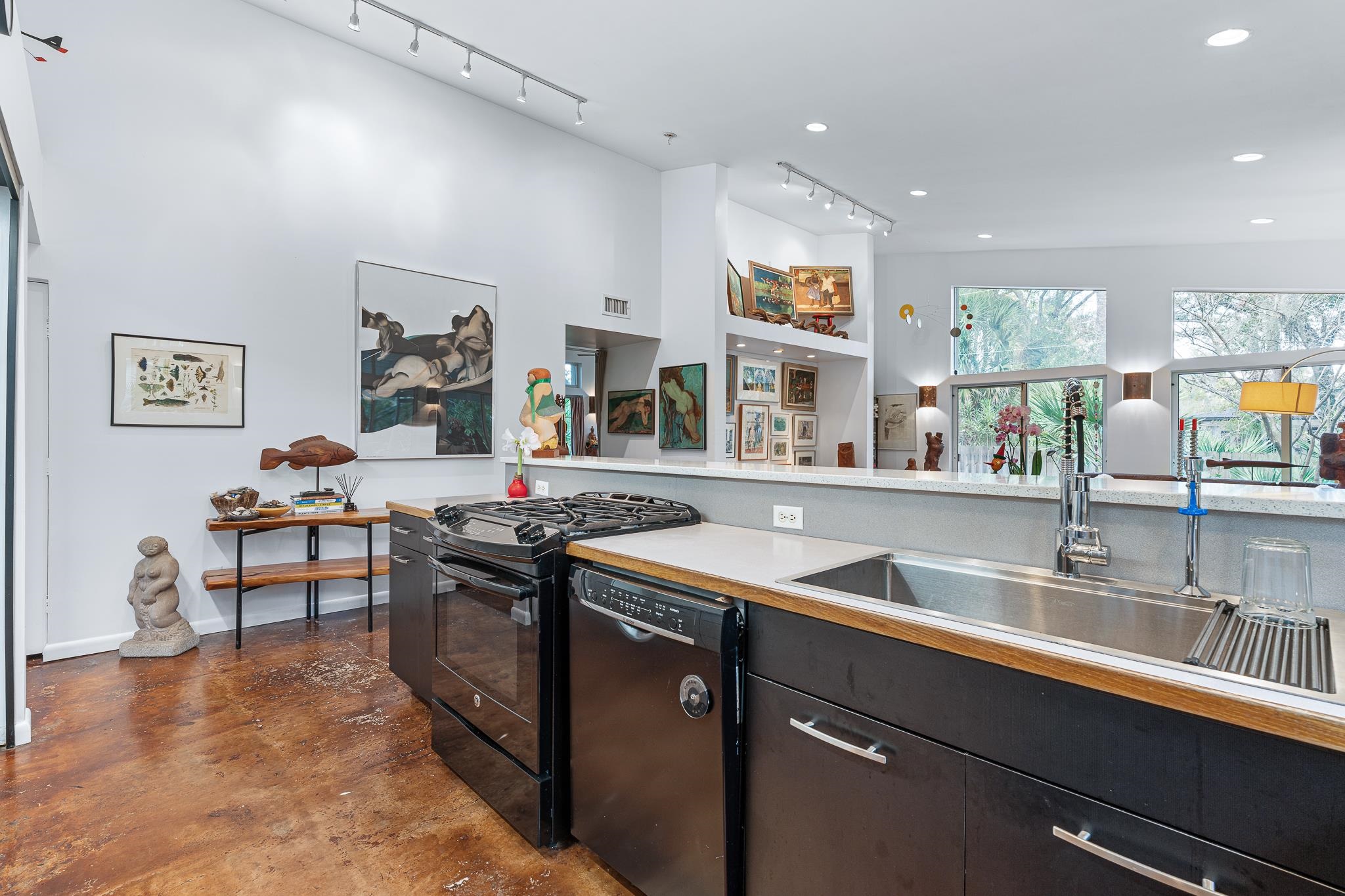 Image 23 of 43 For 320 Ravenswood Dr