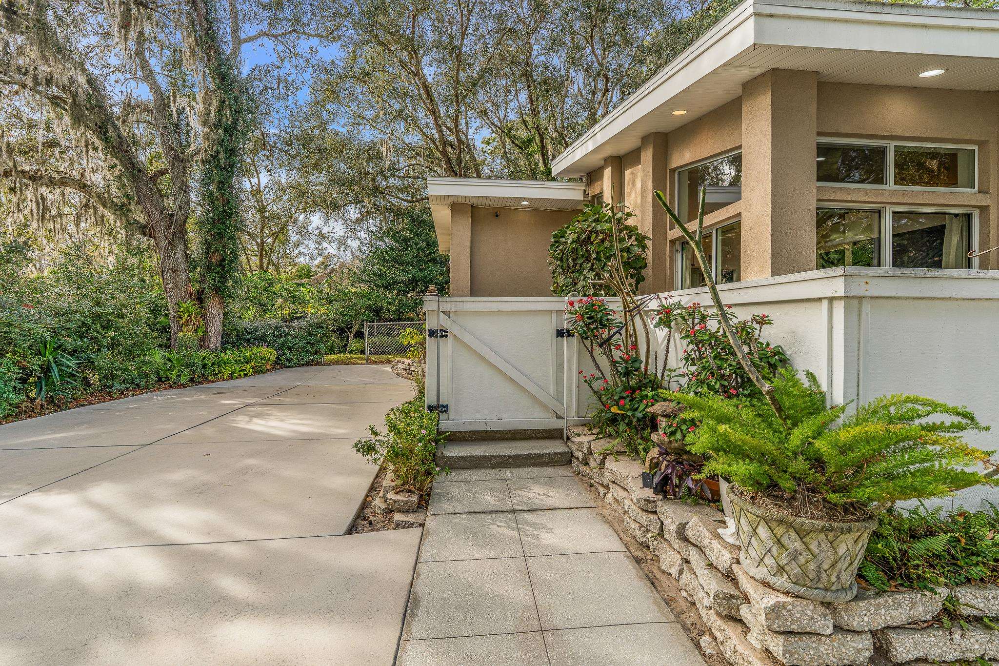 Image 3 of 43 For 320 Ravenswood Dr