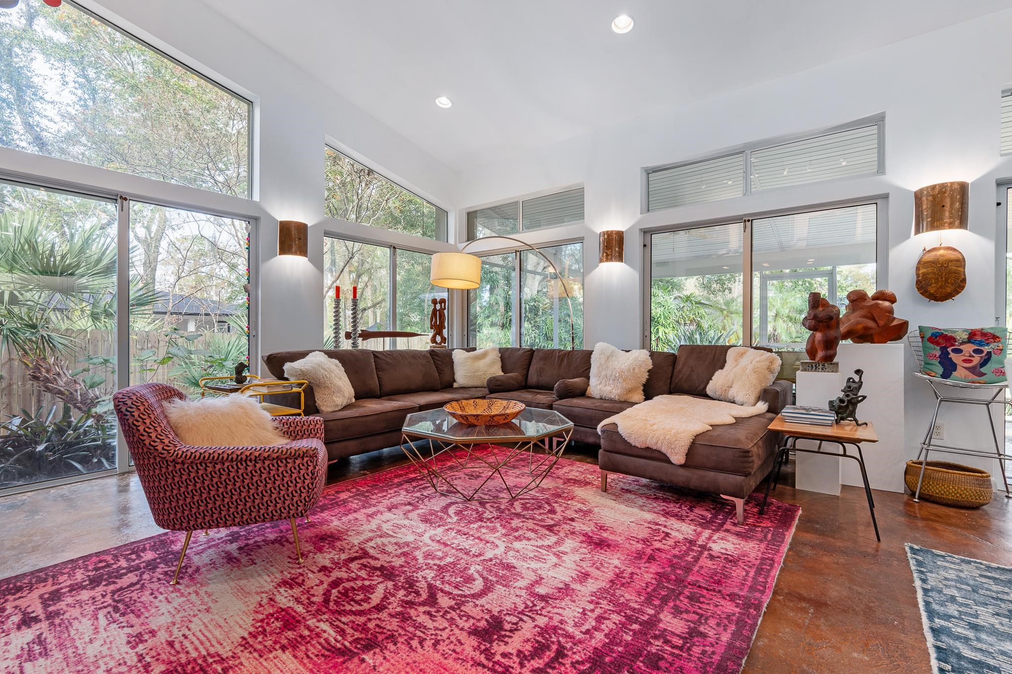 Image 31 of 43 For 320 Ravenswood Dr