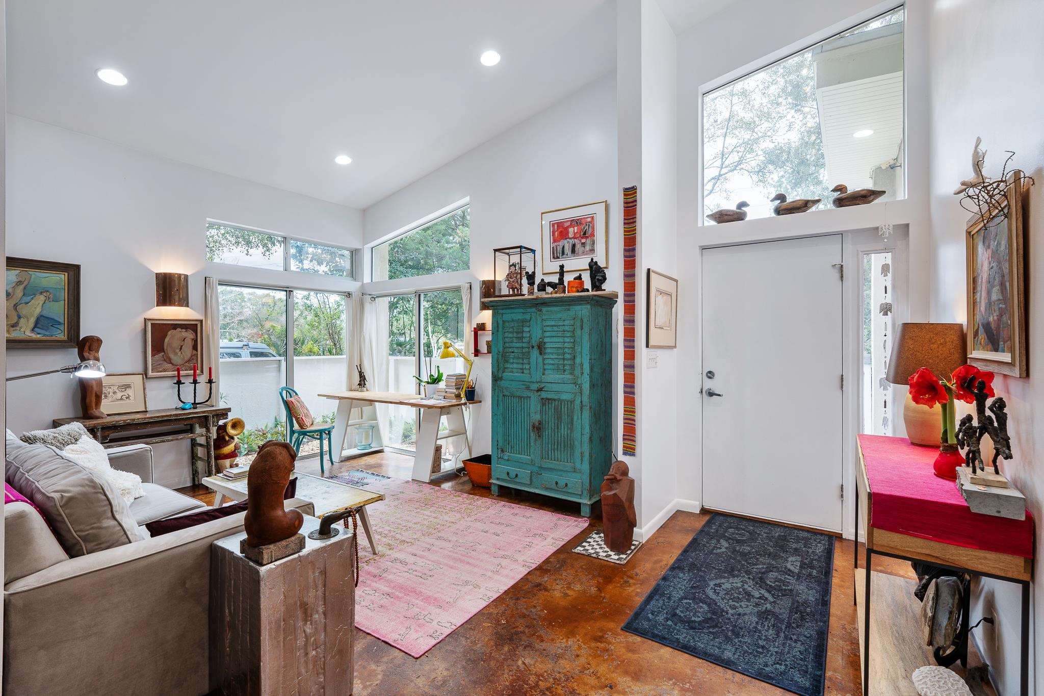 Image 6 of 43 For 320 Ravenswood Dr