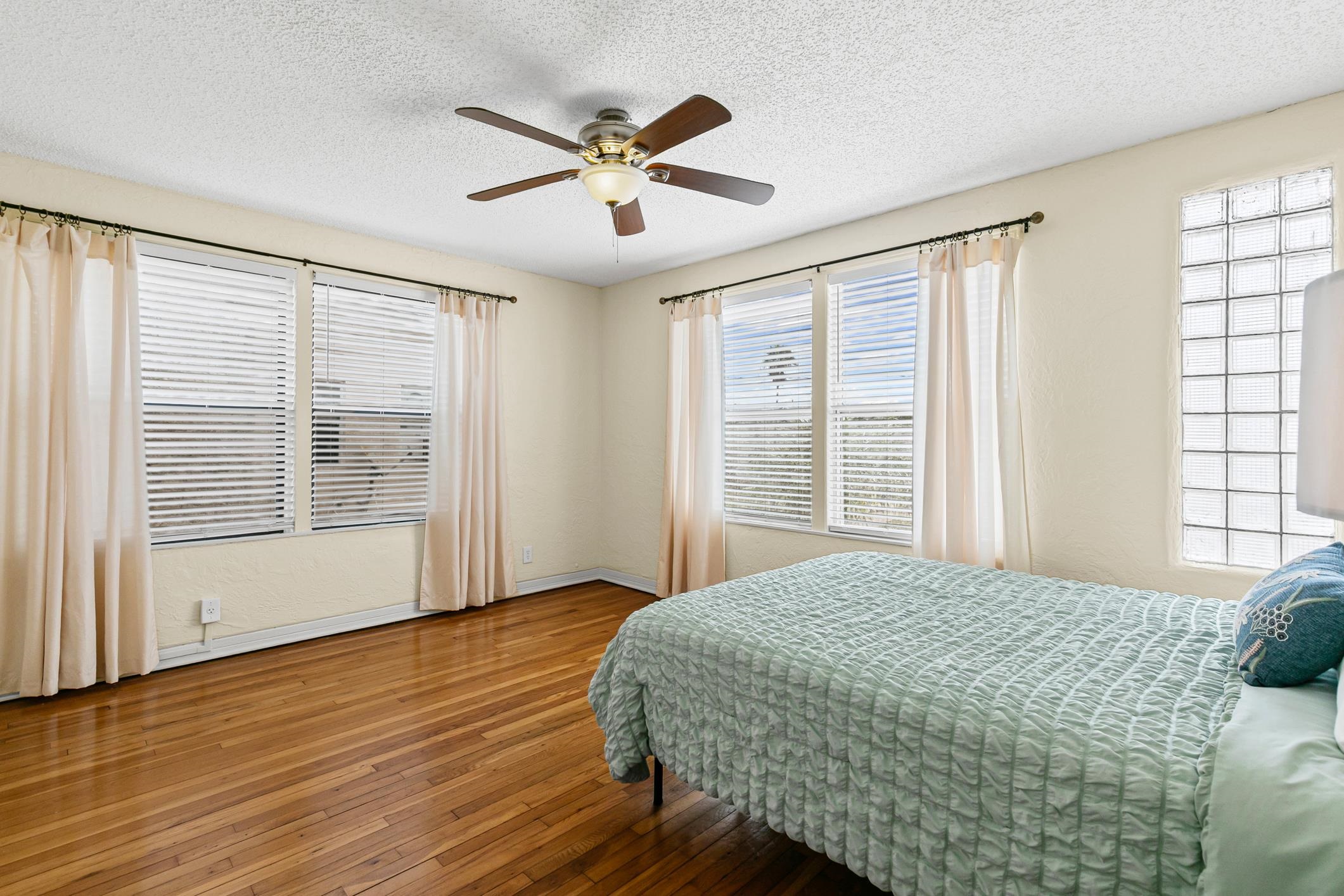 Image 11 of 51 For 517 Revilo Blvd