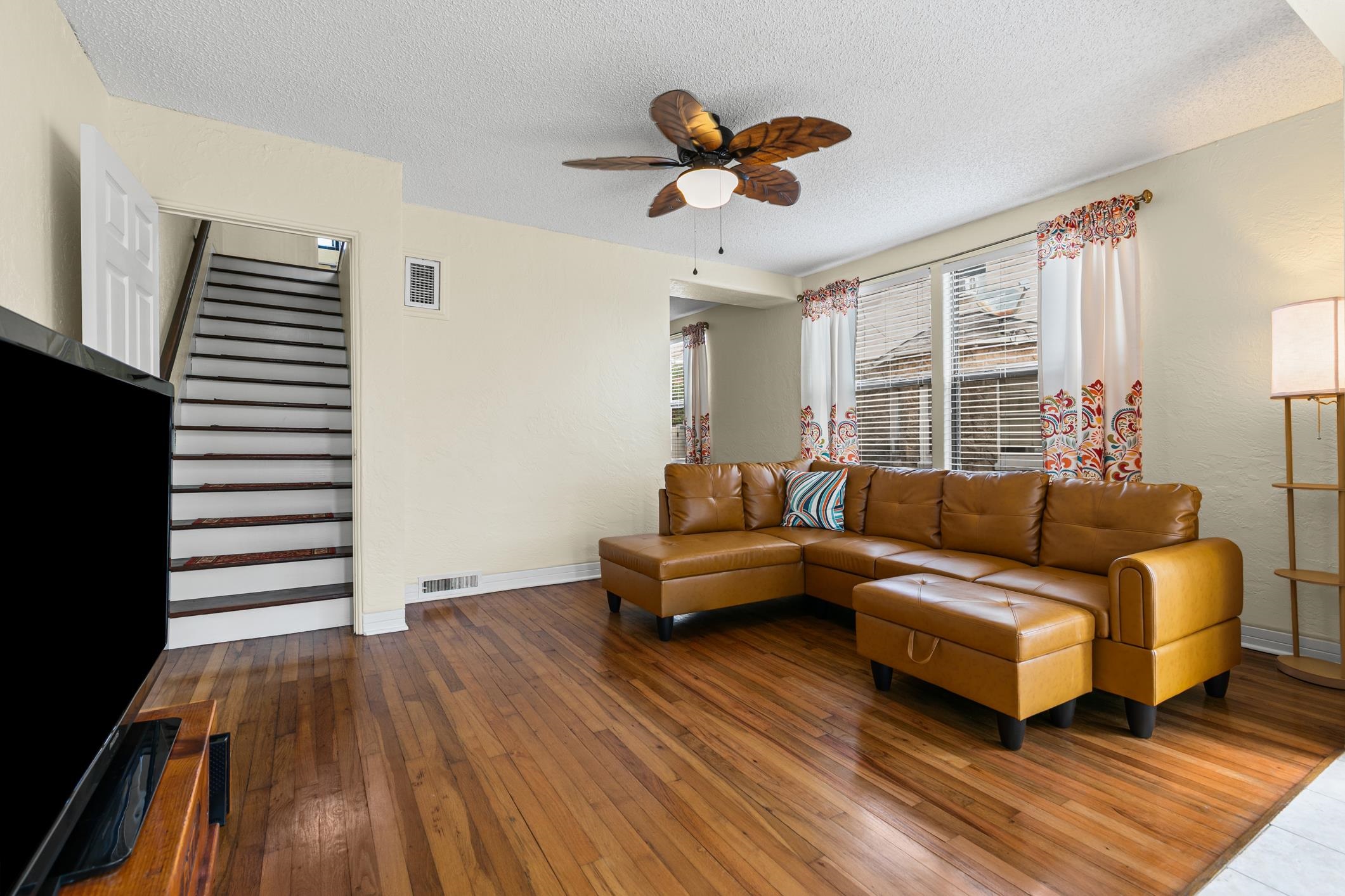 Image 17 of 51 For 517 Revilo Blvd