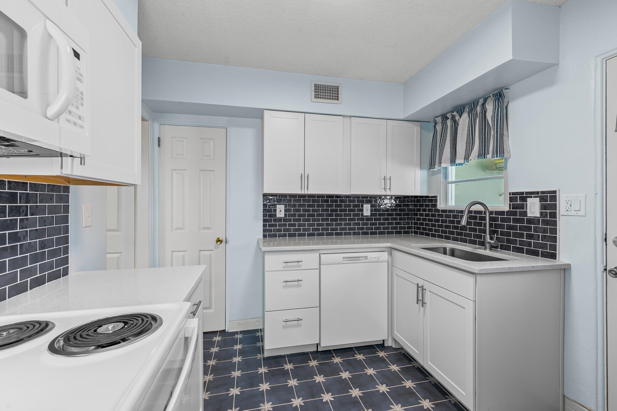 Image 27 of 51 For 517 Revilo Blvd