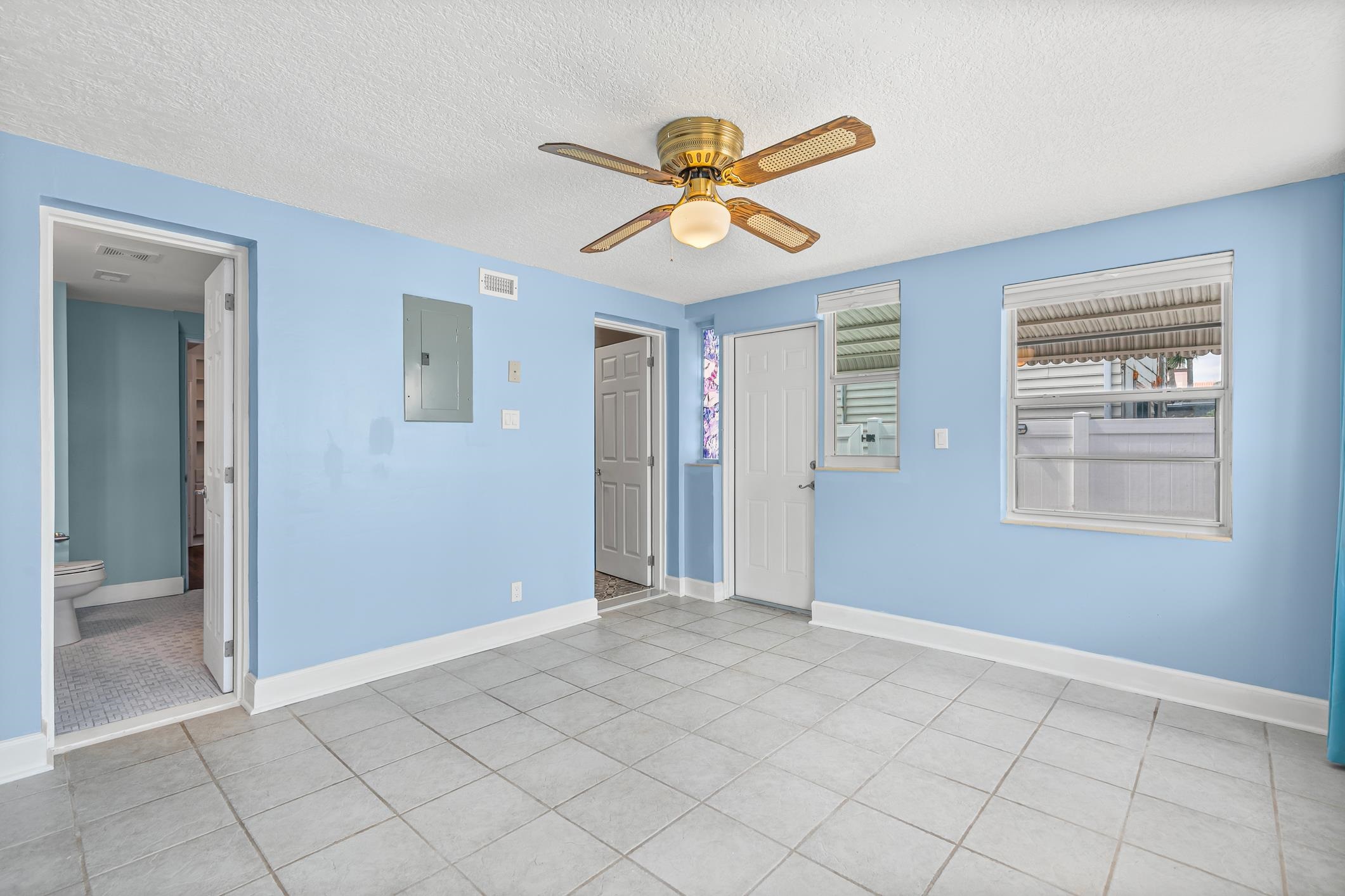 Image 37 of 51 For 517 Revilo Blvd