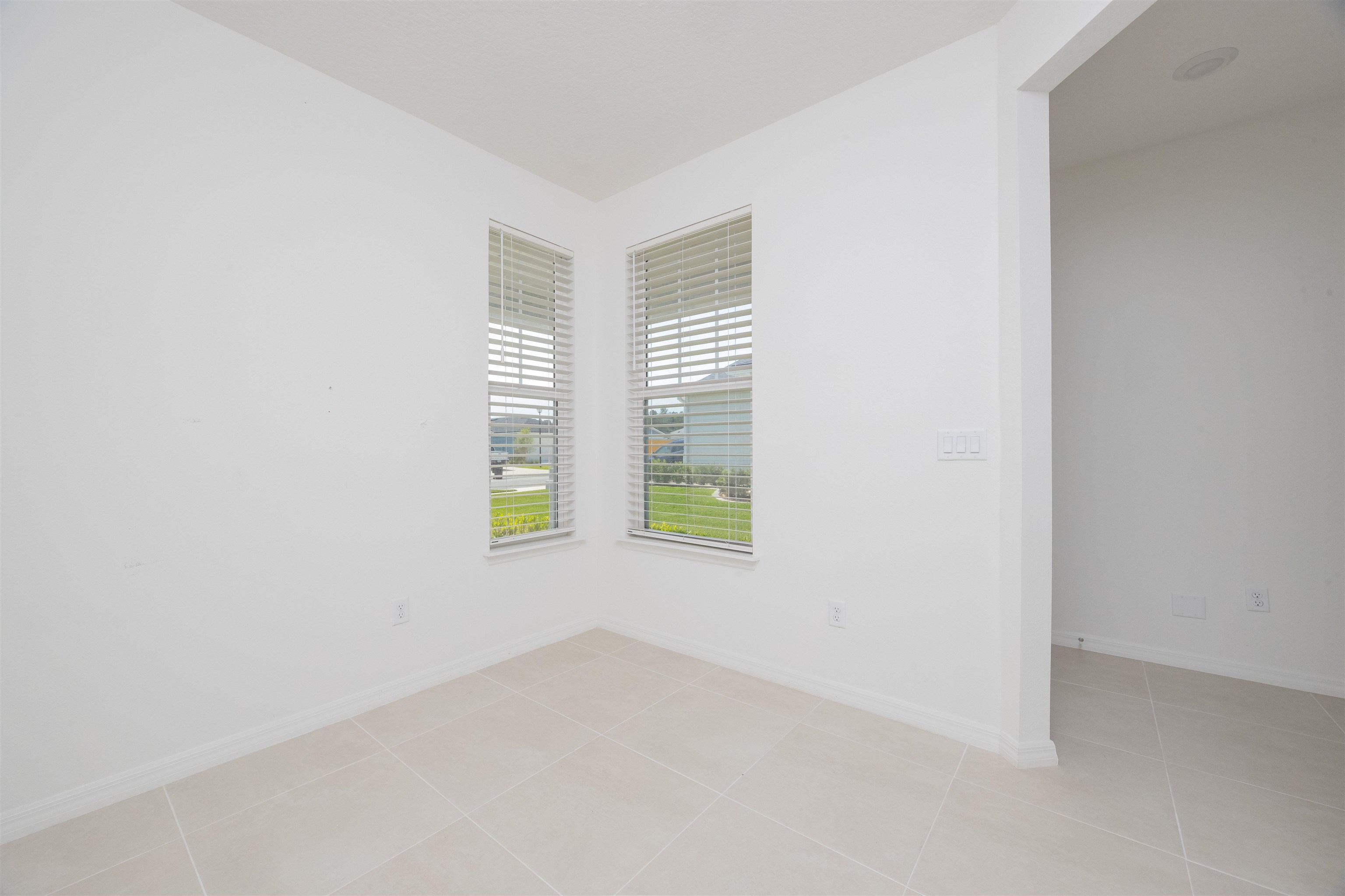 Image 11 of 51 For 166 Fairlake Cir